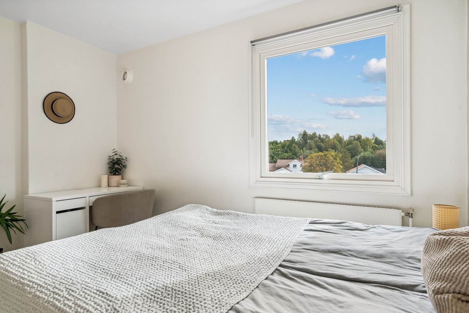 Med morgensol og mye naturlig lys på formiddagen så er det gode muligheter for hjemmekontor m.m Galleribilde