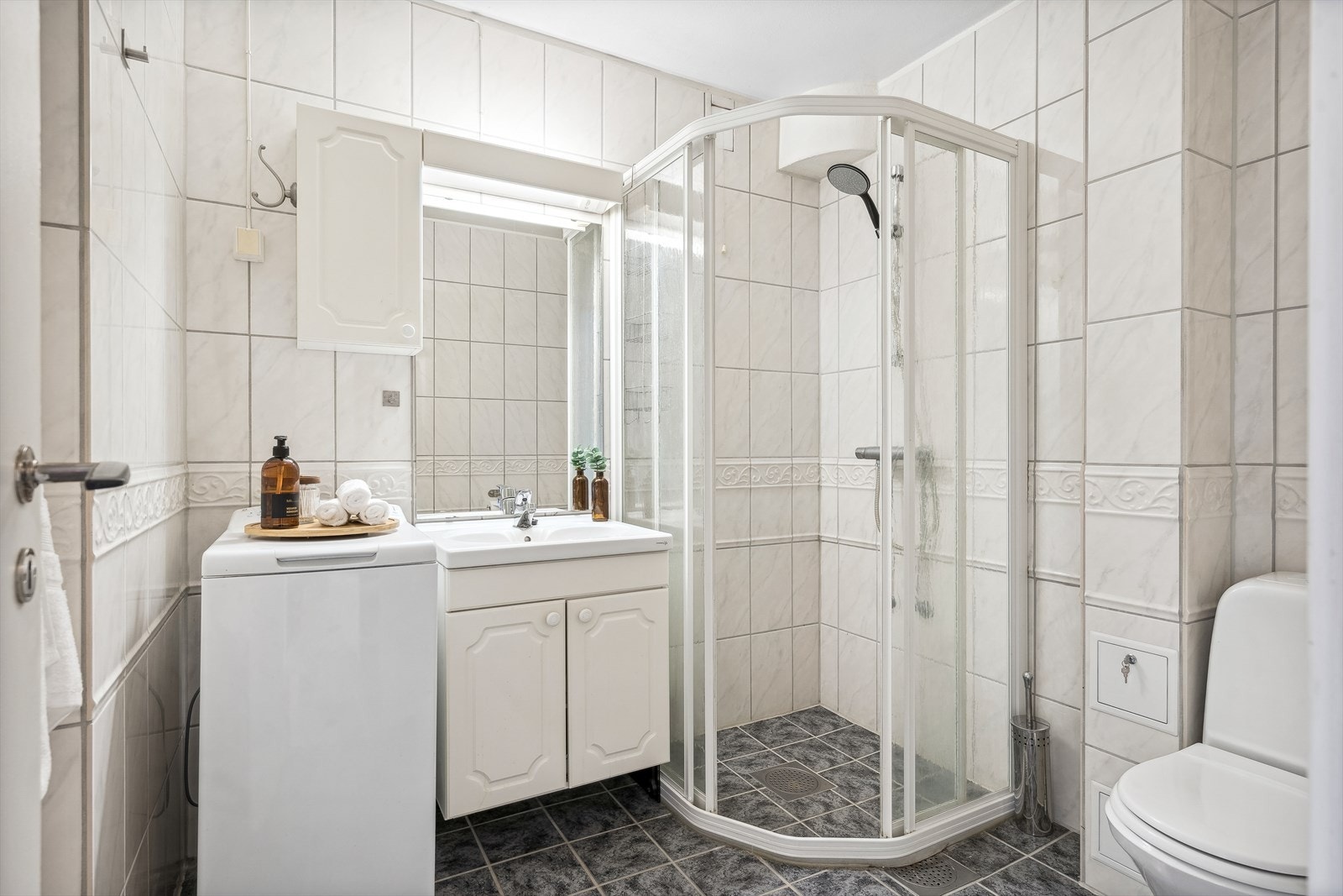 Flislagt bad med varmekabler og opplegg for vaskemaskin (medfølger). Galleribilde