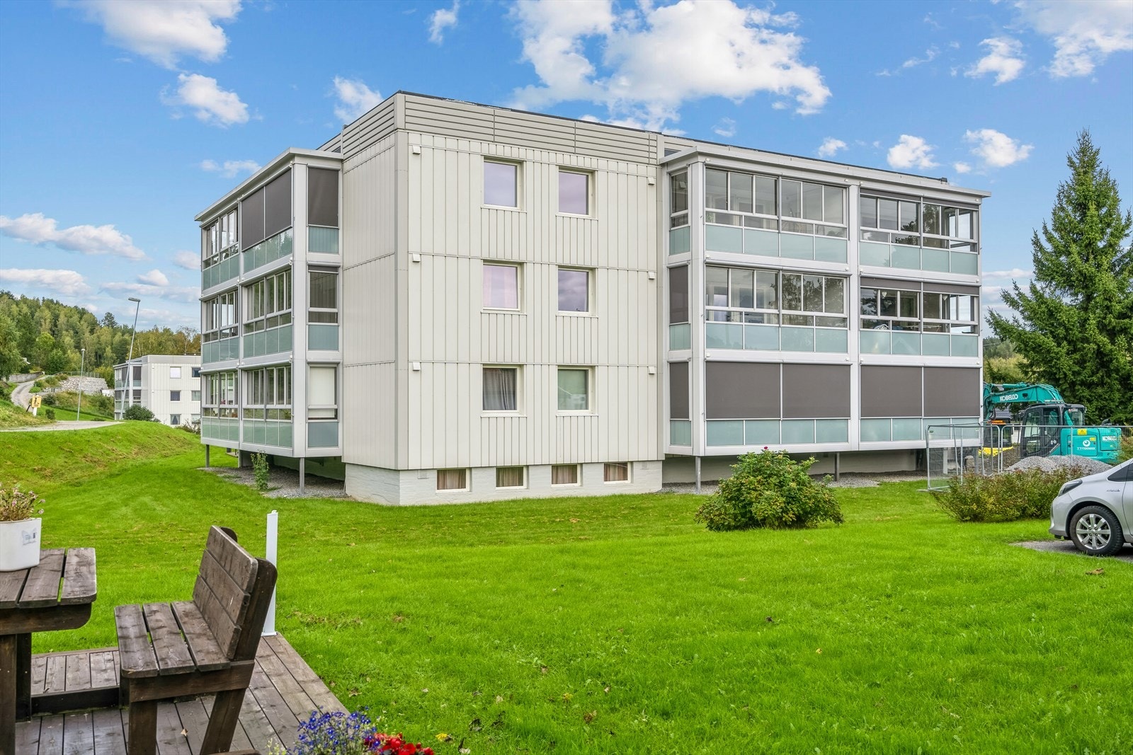 Fra leiligheten er det meget gode bussforbindelser til Hønefoss by med et hav av fasiliteter. Det er gangavstand til Hønengata med matbutikker, apotek, treningssenter, etc. I tillegg er det gangavstand til skoler og barnehage. Galleribilde