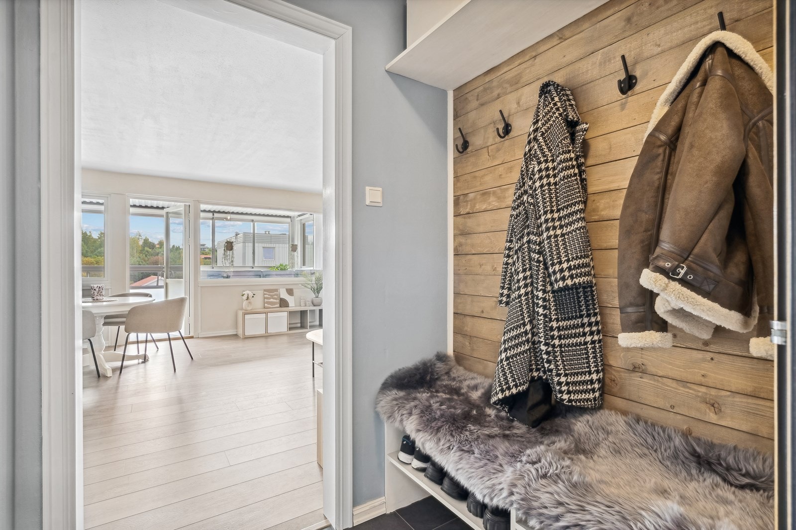 Velkommen inn! Flislagt entré bestående av skohyller, skap, knagger til yttertøy og hylle for ekstra lagring. Galleribilde