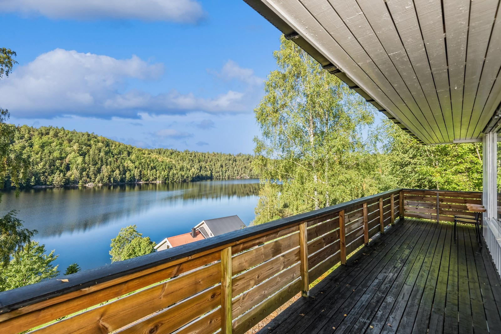 Enebolig o/2 plan i fredelige omgivelser | Nydelig utsikt over Løvdalsvannet | Nyere taktekking | Ca. 18 min til Risør!