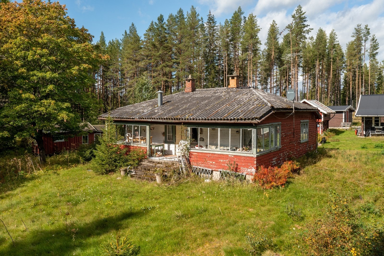 Romslig, solrik tomt. Galleribilde