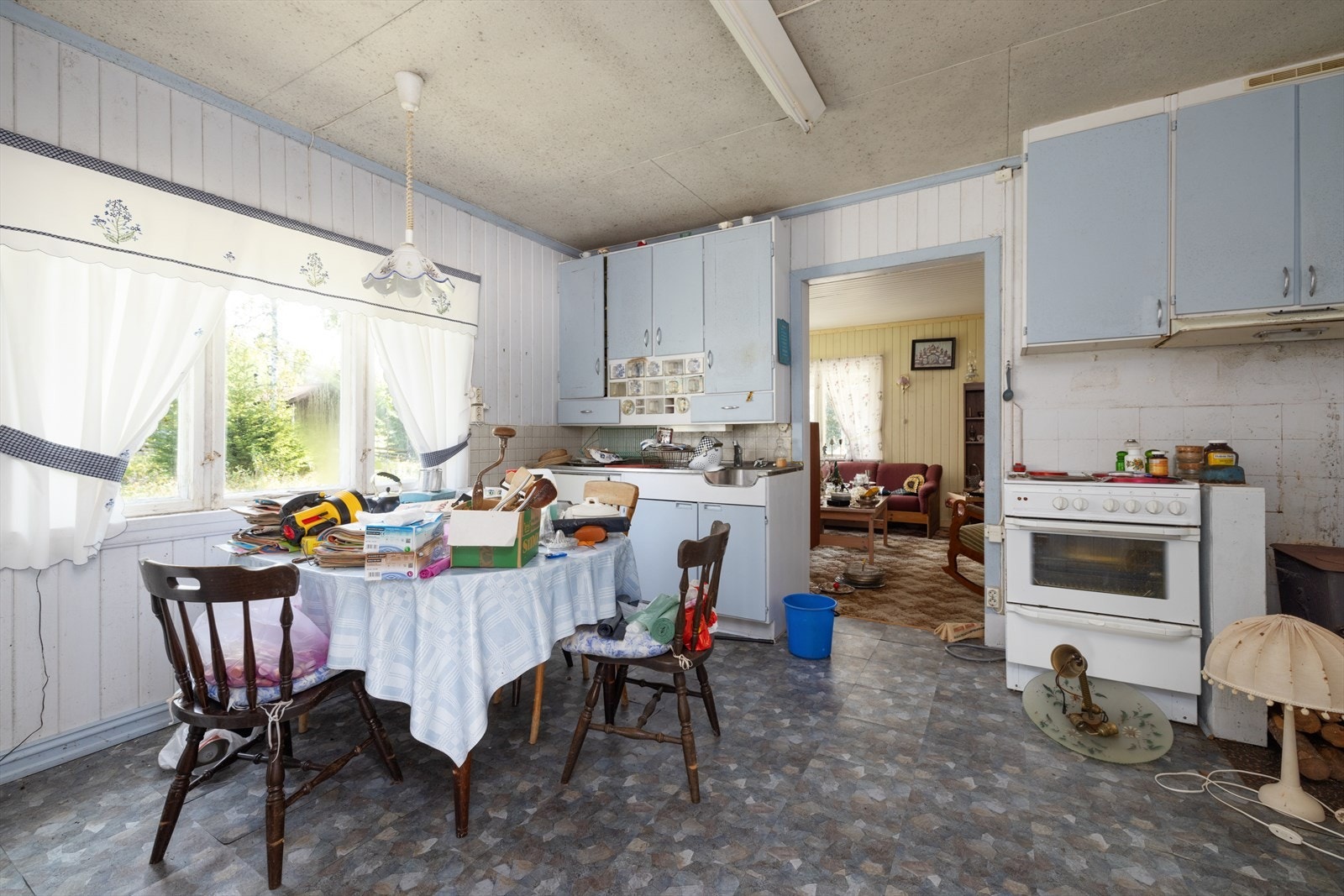 Kjøkken med god plass til spisebord. Galleribilde