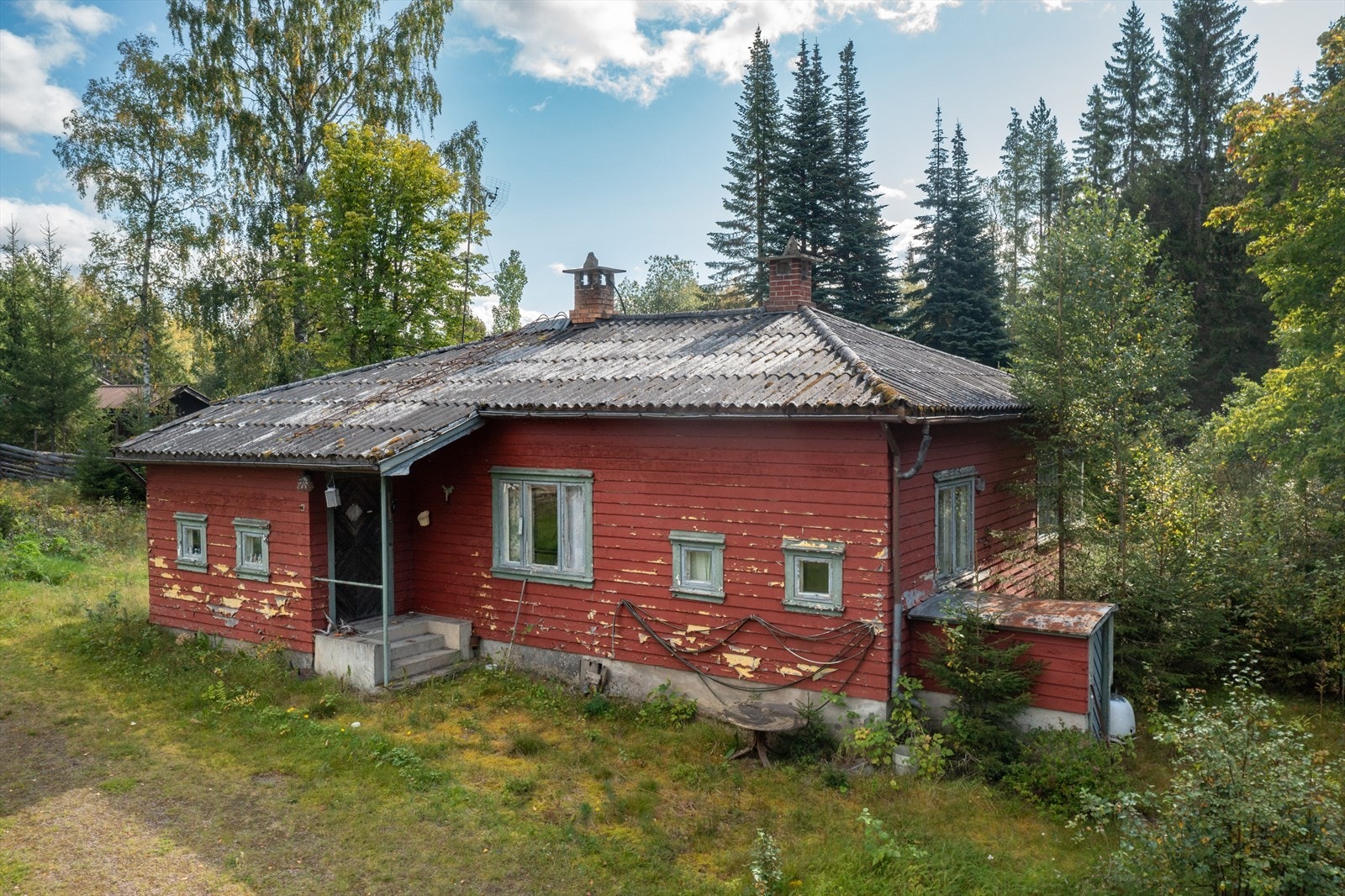 Boligen har også betydelige oppgraderingsbehov utvendig. Galleribilde