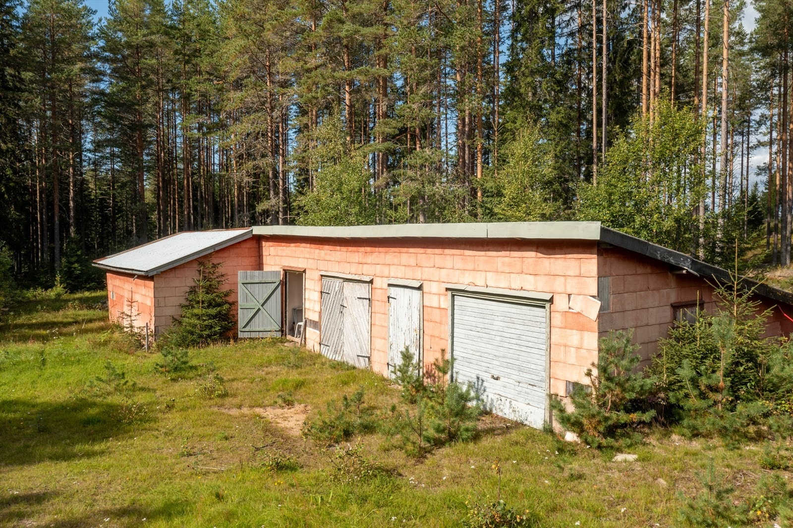 Uthus/garasje. Galleribilde