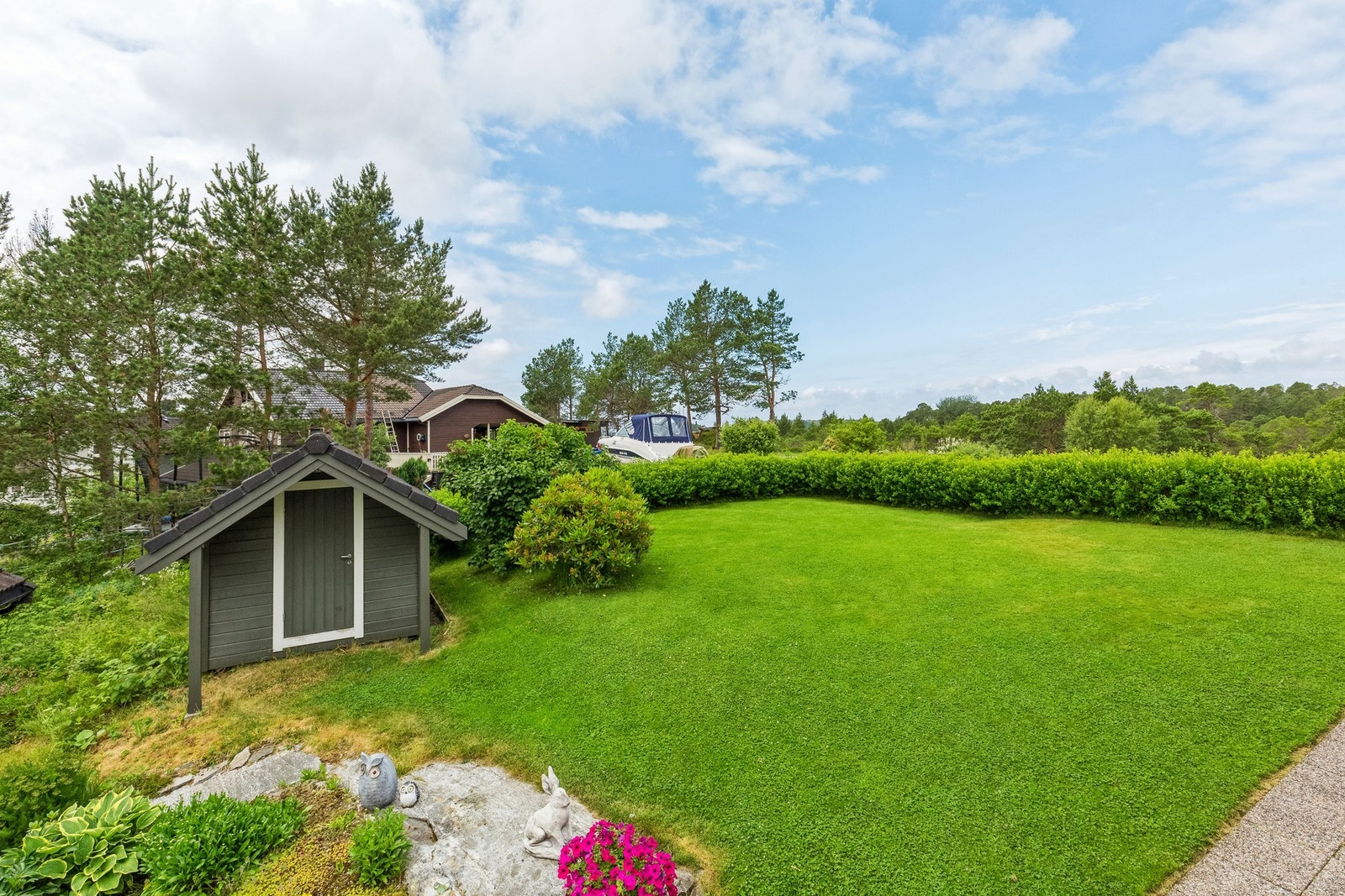 Både hus og tomt fremstår godt vedlikeholdt Galleribilde