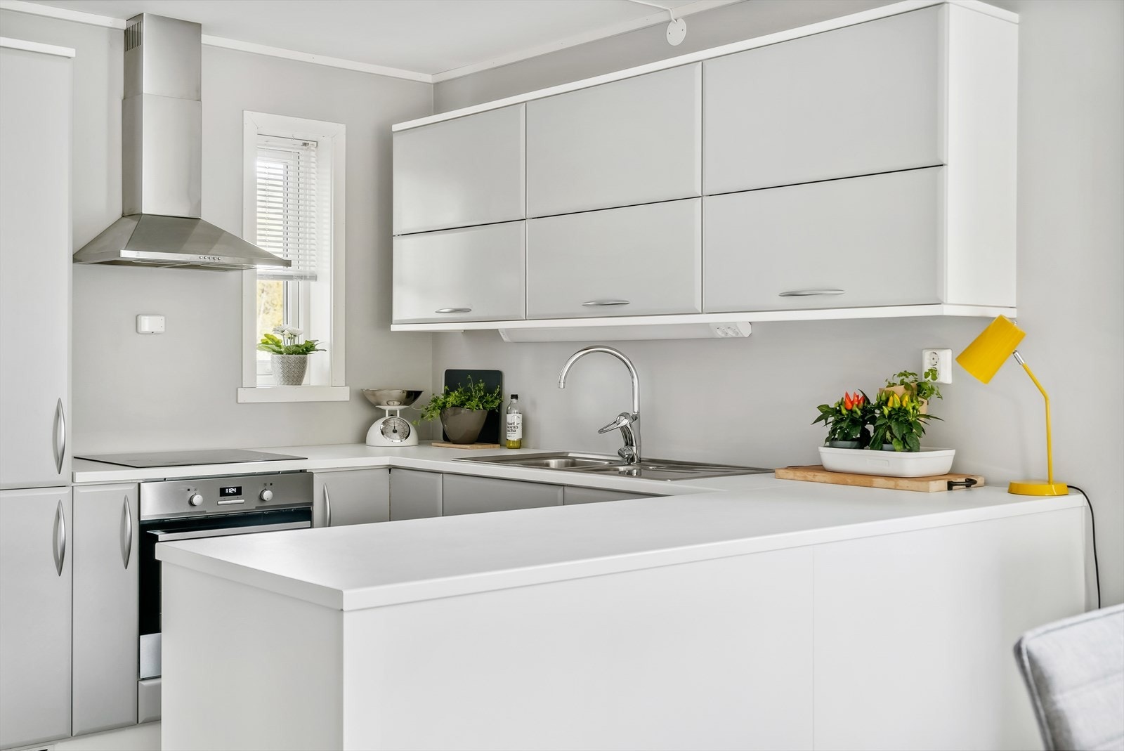 Kjøkkenet har innredning med laminerte skrog og slette fronter, benkeplate i laminat, oppvaskkum og skyllekum med ett-greps blandebatteri. Galleribilde