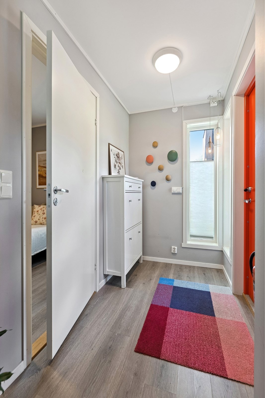 Entré med plass for å henge fra seg yttertøy og sette fra seg sko. Galleribilde