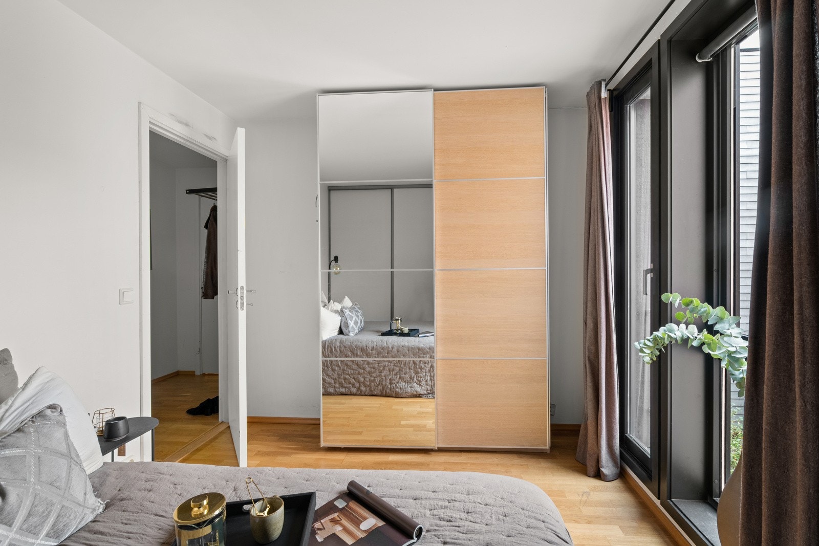 Rommet har stor skyvedørsgarderobe som går langs hele den ene veggen i tillegg til medfølgende garderobeskap med dels speilfront. Galleribilde