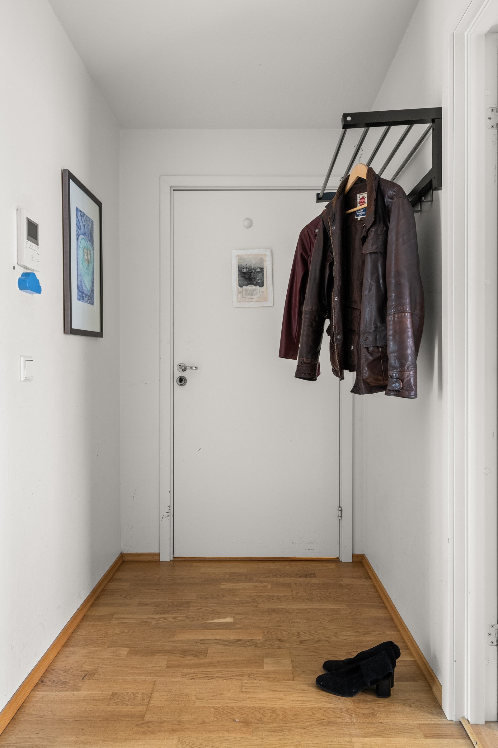 Fra entreen er det inngang til både hoveddel og hybeldel. Galleribilde