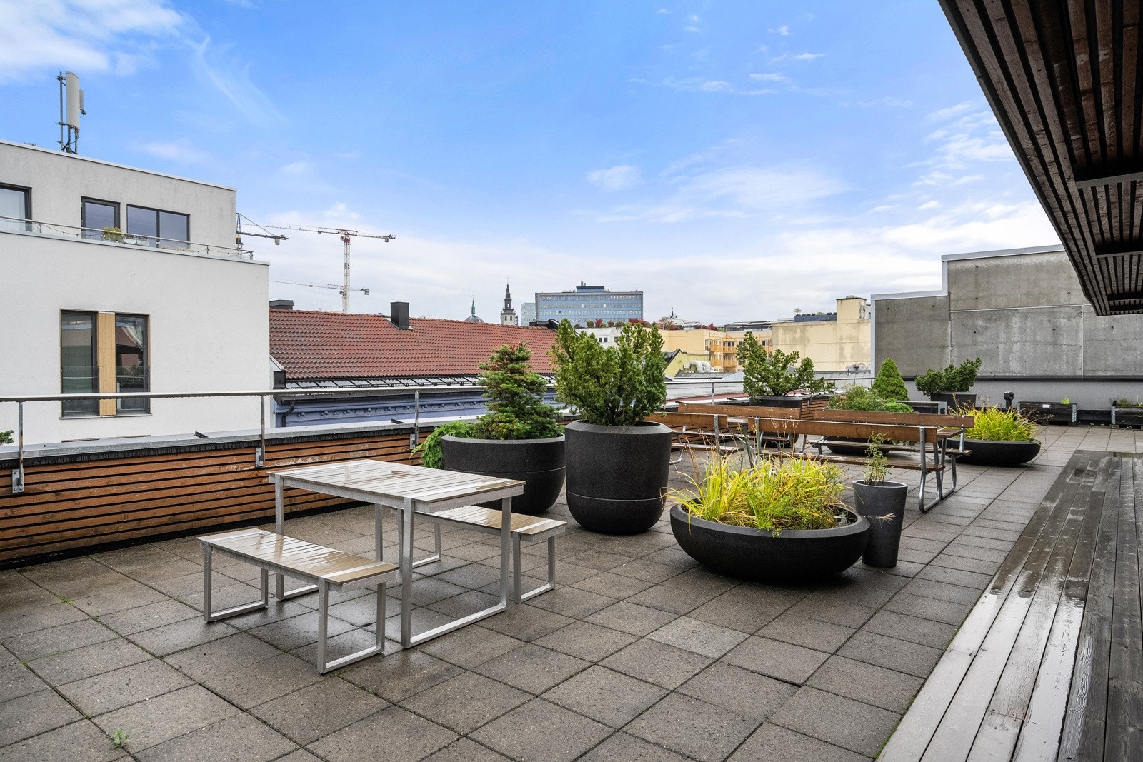 Borettslaget har en flott takterrasse med meget gode solforhold og felles kjøkken som beboerne kan benytte seg av. Galleribilde