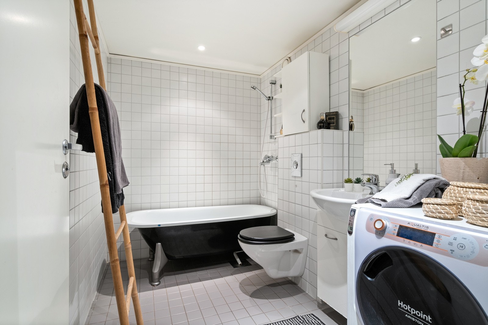 Badet i hoveddelen er utstyrt med varmekabler og nedforet malt himling med innfelte downlights. Galleribilde