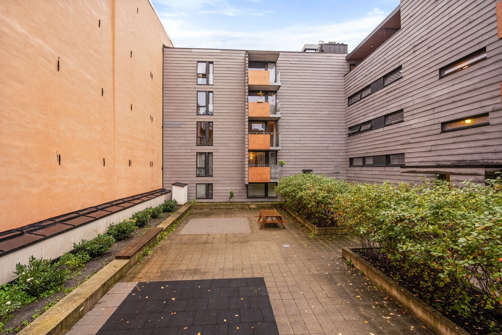 Borettslaget har også fint opparbeidet lekeområde i fredelig bakgård. Galleribilde