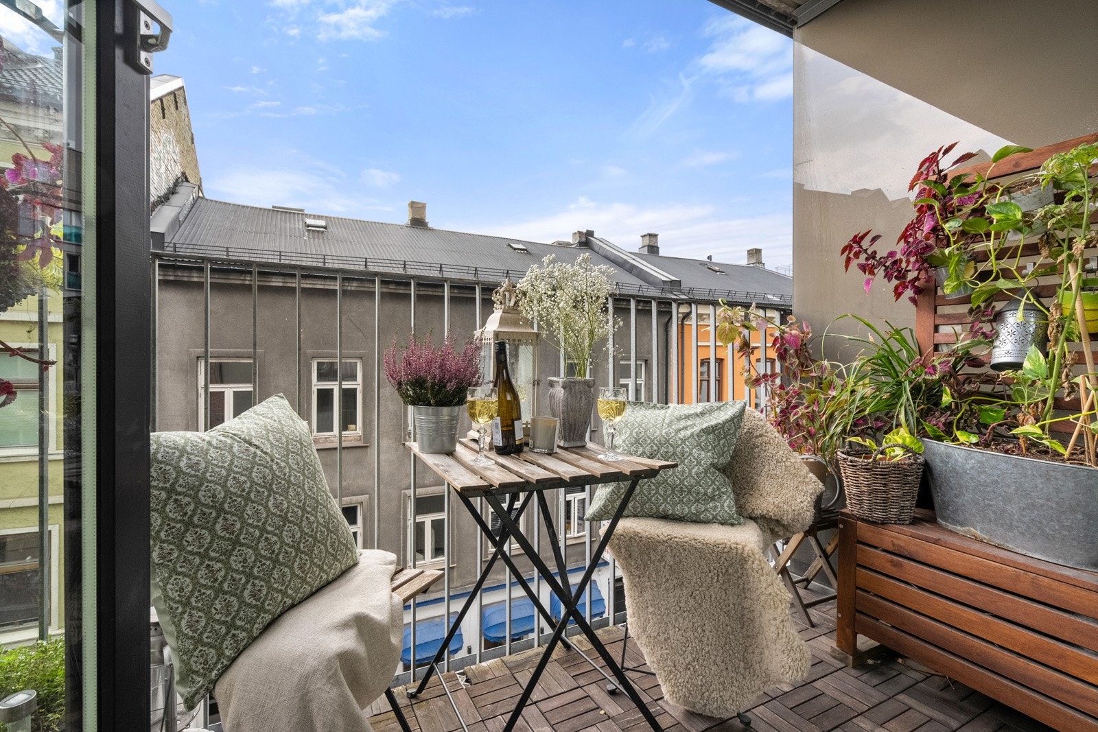 Hoveddelens balkong vender ut mot veien og er 3,7 kvm. Galleribilde