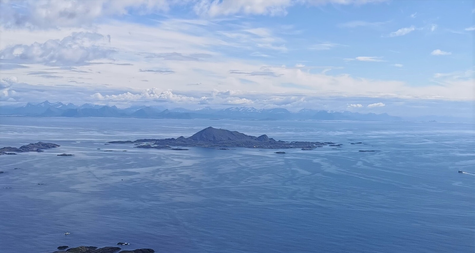 Her ser du Skrova fra Fløya i Svolvær Galleribilde