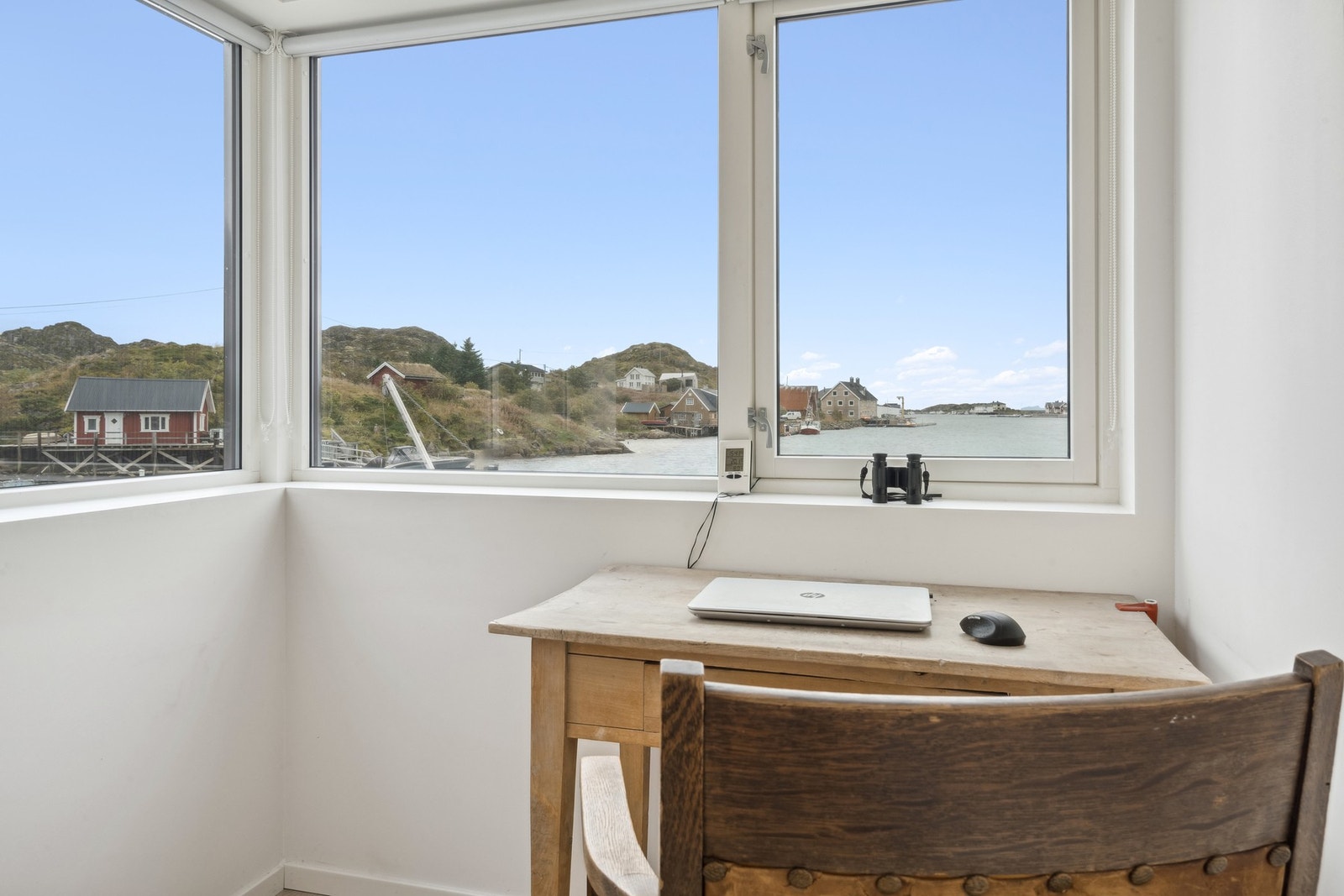 Et av soverommene benyttes til kontor. Her kan du drømme deg bort. Galleribilde