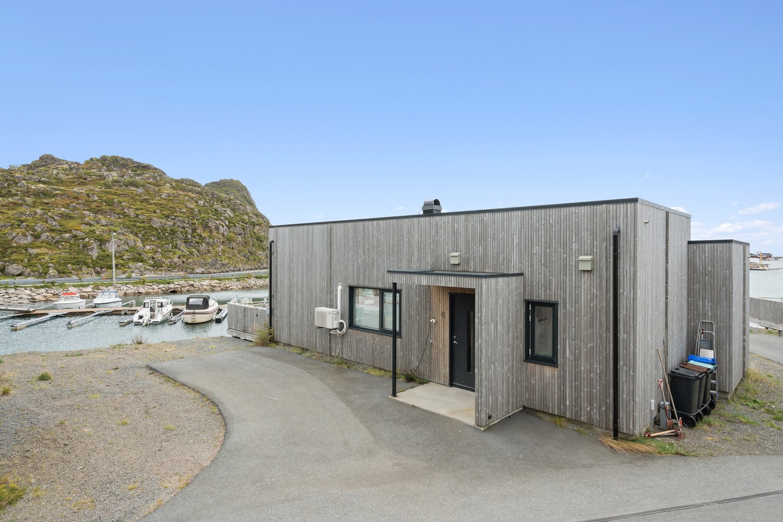 Adkomst og parkeringsområdet - godt med parkeringsmuligheter foran inngangen Galleribilde