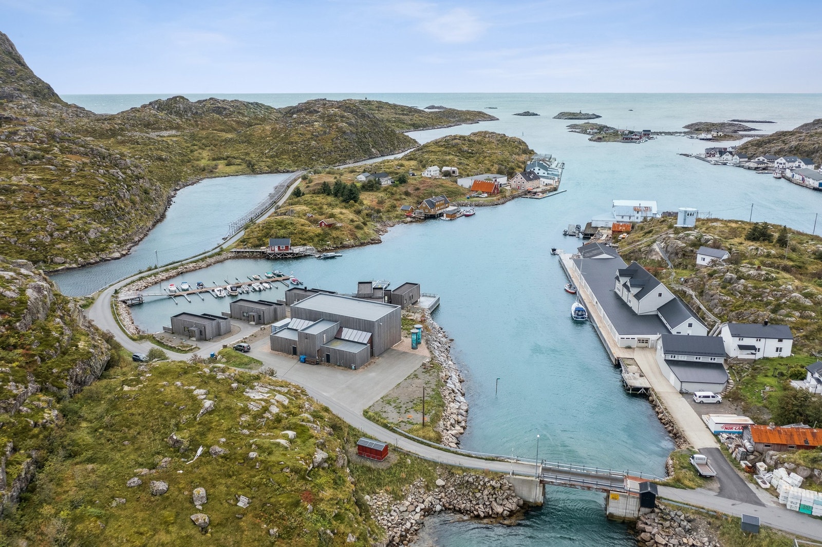 Eiendommen ligger fint til og her får du mange turmuligheter - både til land og til vann Galleribilde