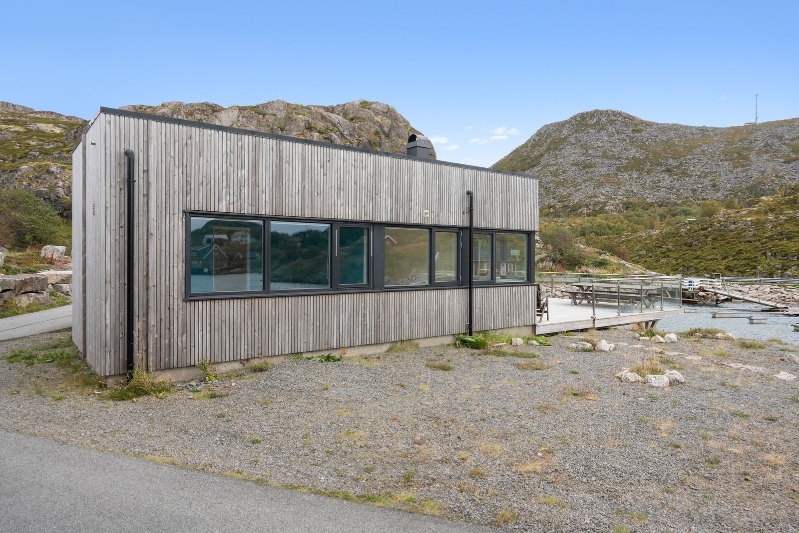 Fritidsboligen ligger fint til - her kan du opparbeidet deg noen planter, busker eller krukker med blomster Galleribilde