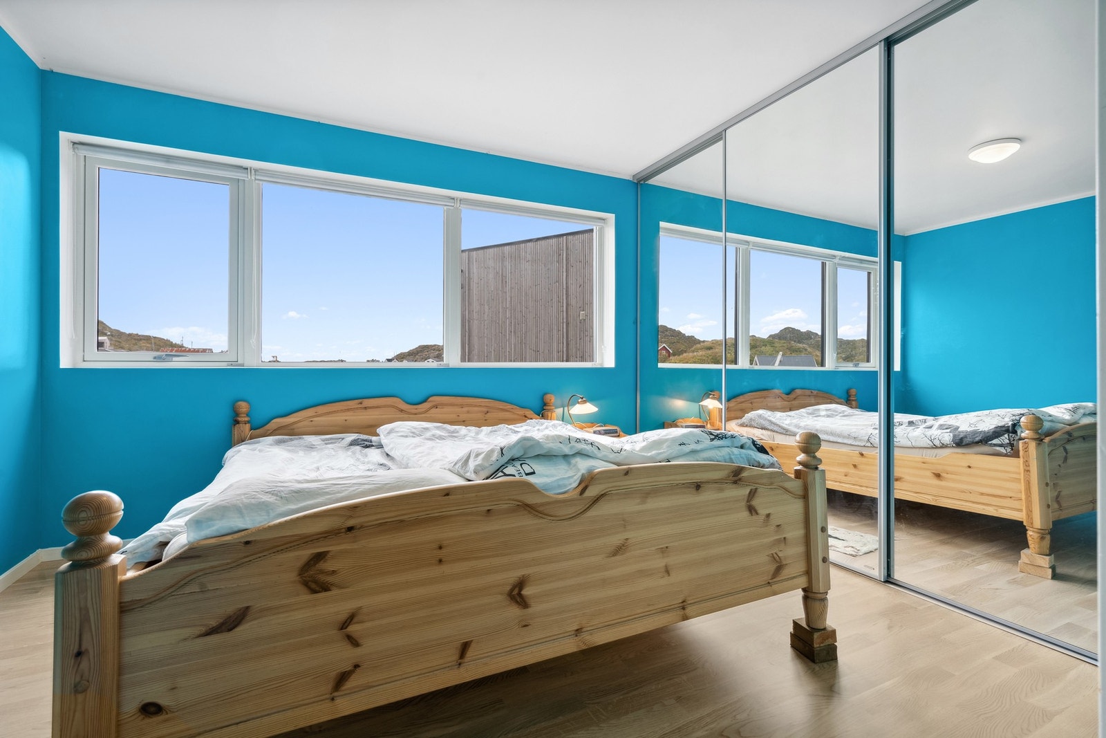 Det er 3 soverom og her er et av dem. Dette rommet har en stor skyvedørsgarderobe med speildører. Galleribilde