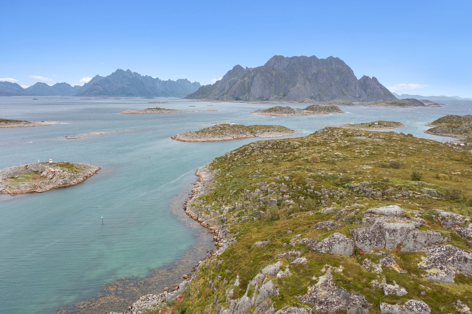 Rundt Skrova er det mange holmer og skjær, så turmulighetene er mange. Galleribilde