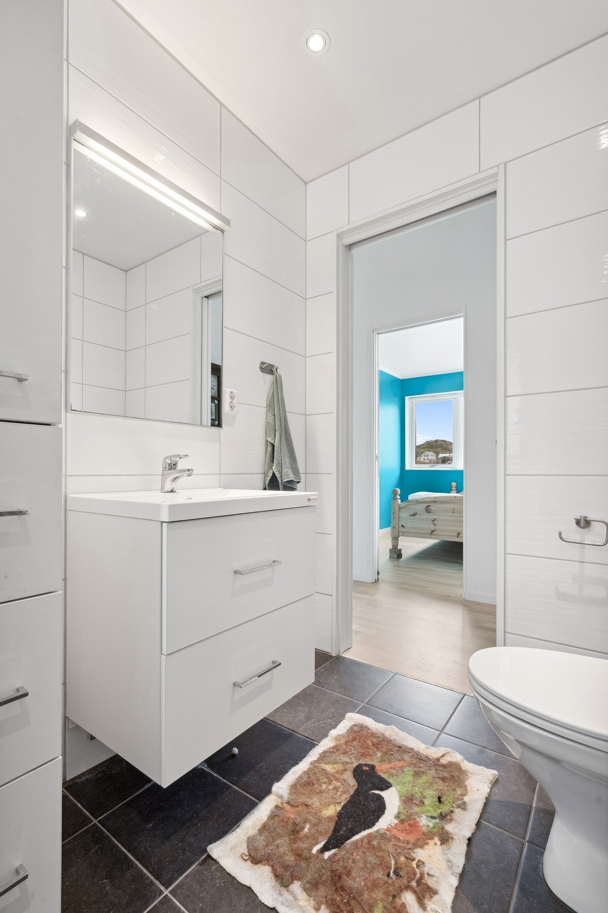 Bad/Vaskerom med wc, dusj med innfellbare dører, innredning, opplegg for vaskemaskin. Galleribilde