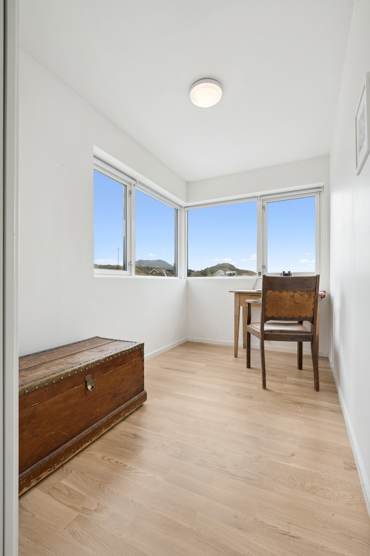 Det er tre soverom - dette benyttes til kontor - her kan du nyte utsikten til havneområdet Galleribilde