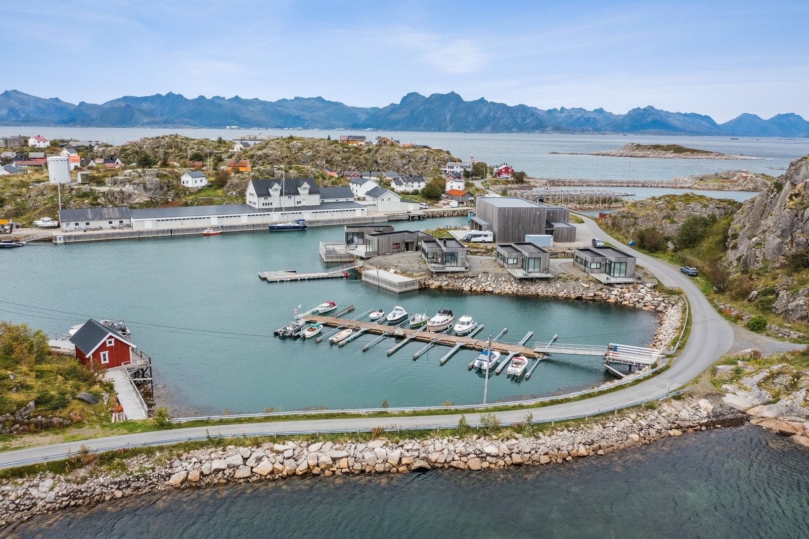 Eiendommen ligger fint til i Skrova - lunt og solrikt Galleribilde