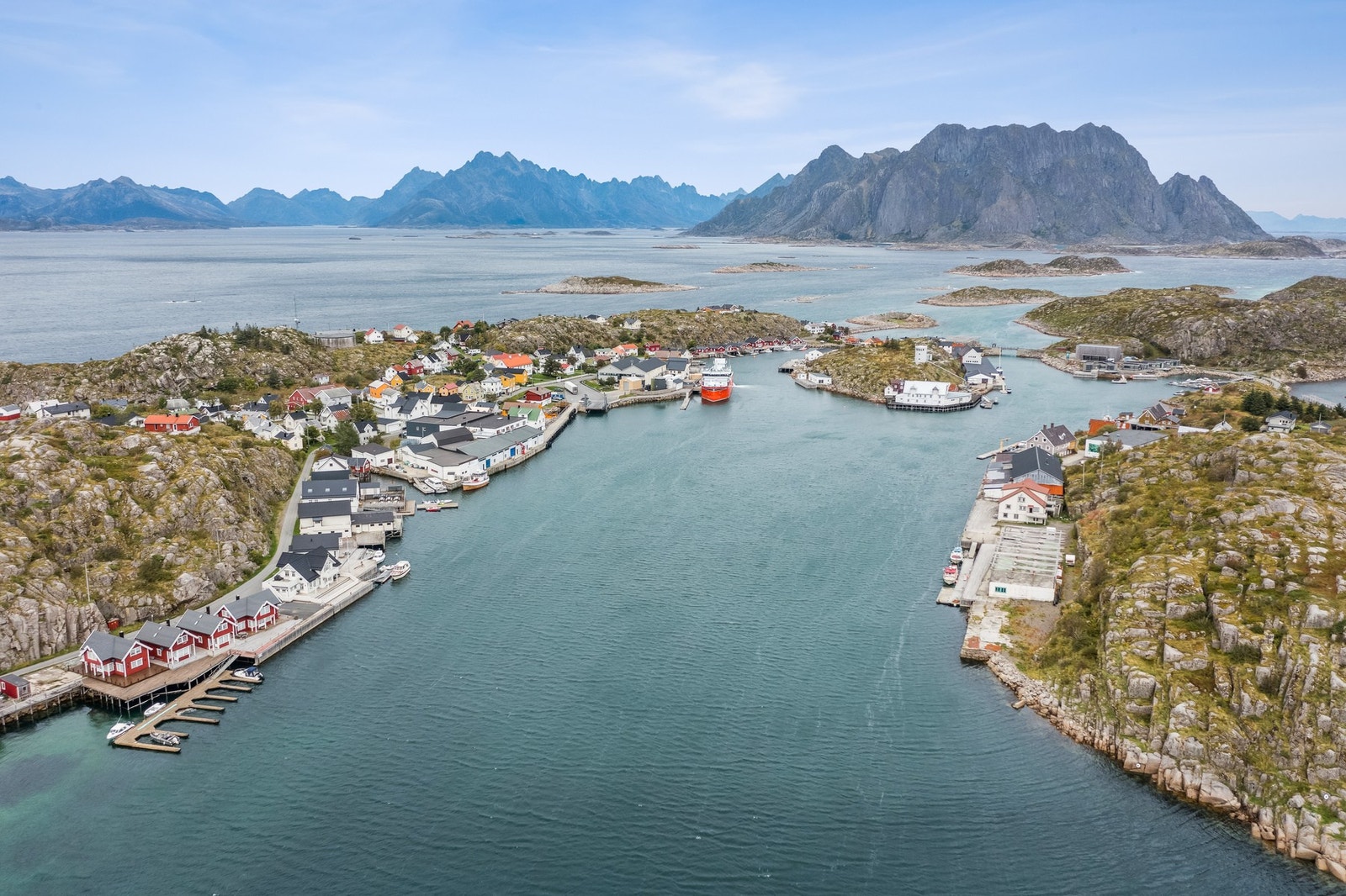 Skrova kan by på turmuligheter, en tur på cafeen - eller puben - butikken har det du trenger av mat og masse hyggelige folk er her Galleribilde