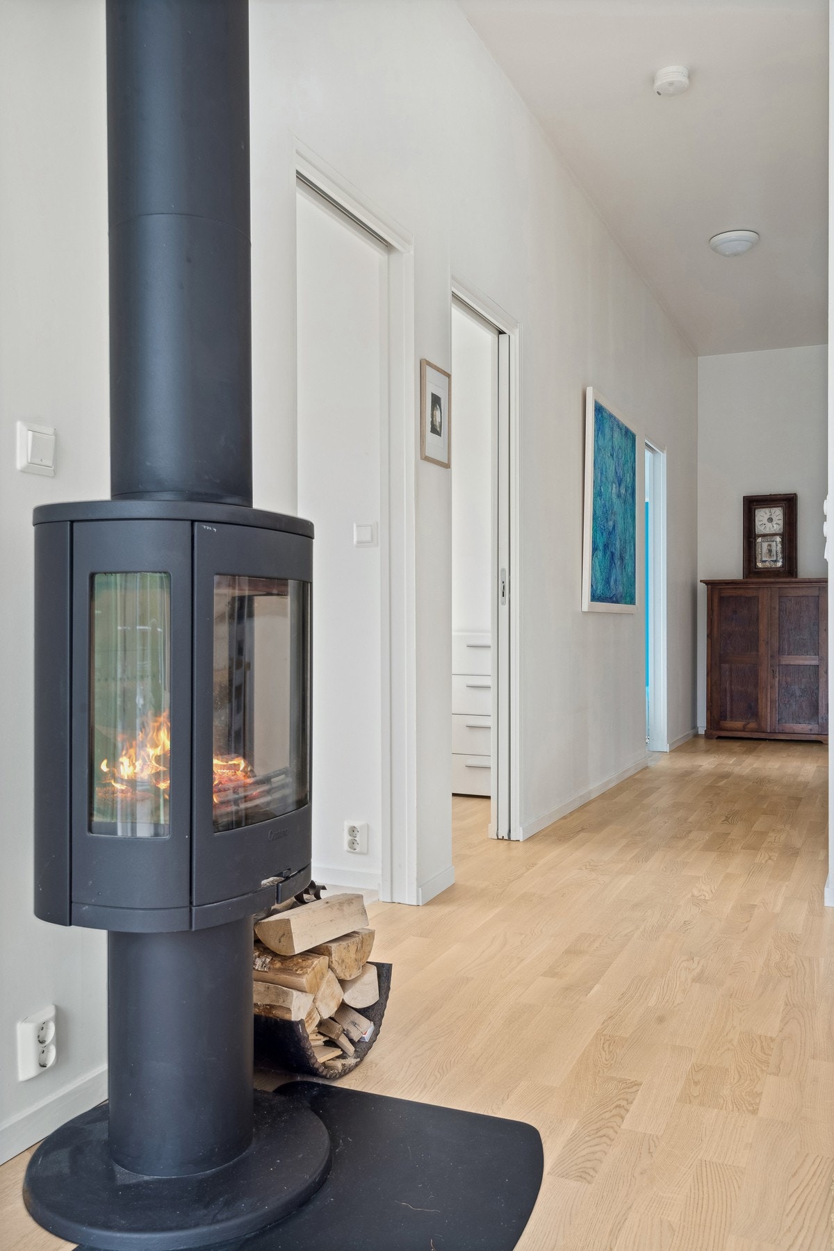 Lukket vedovn som gir deg en lun og fin varme Galleribilde