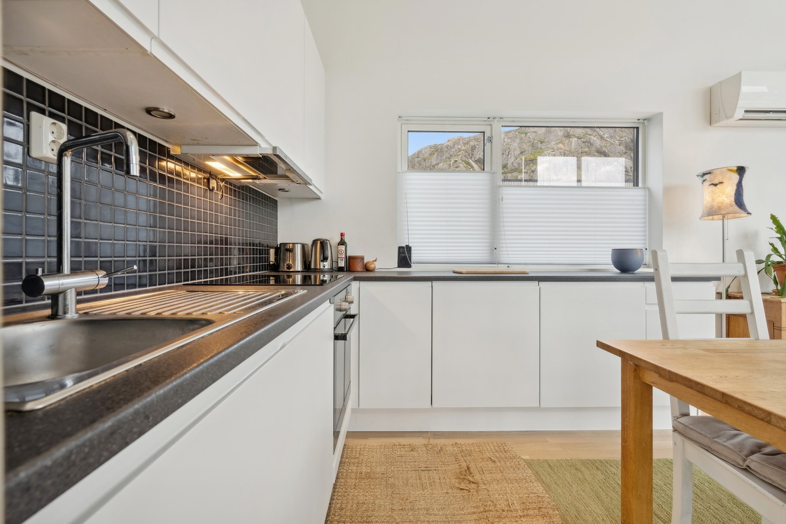 Godt med lagringsplass og en god arbeidsbenk i kjøkkenet Galleribilde