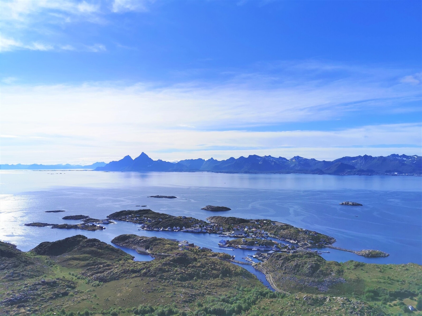 Utsikt fra fjellet og ned mot Skrova - Galleribilde