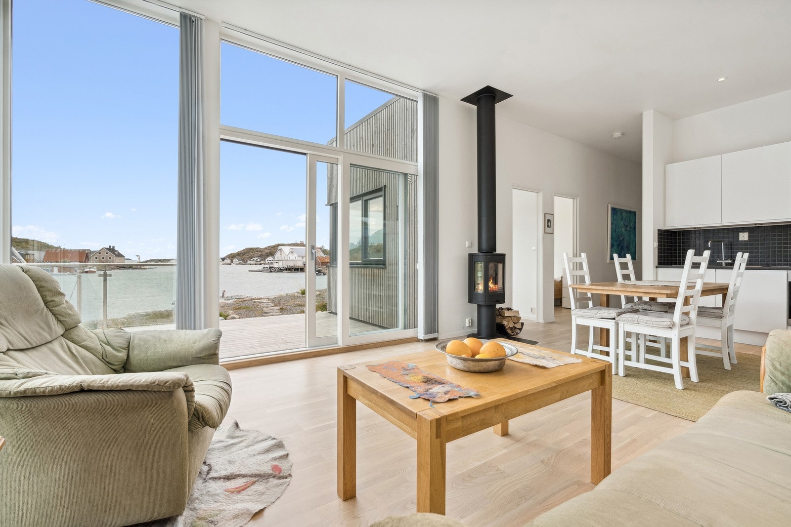 Stor skyvedør fører ut på terrassen - å her ser du utover havneområdet Galleribilde