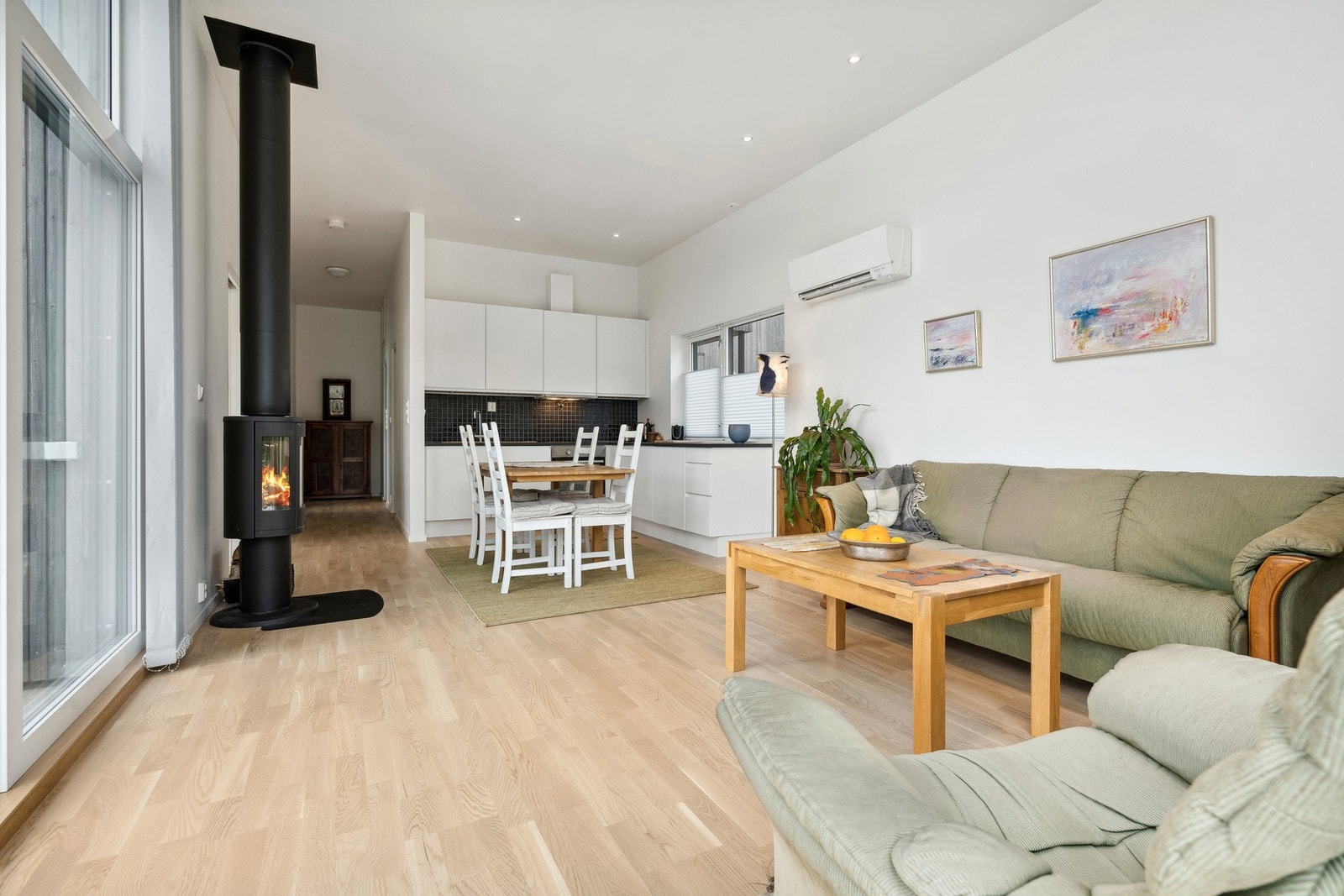 Åpen stue og kjøkkenløsning gir deg flere møbleringsmuligheter - sjekk ut takhøyden Galleribilde