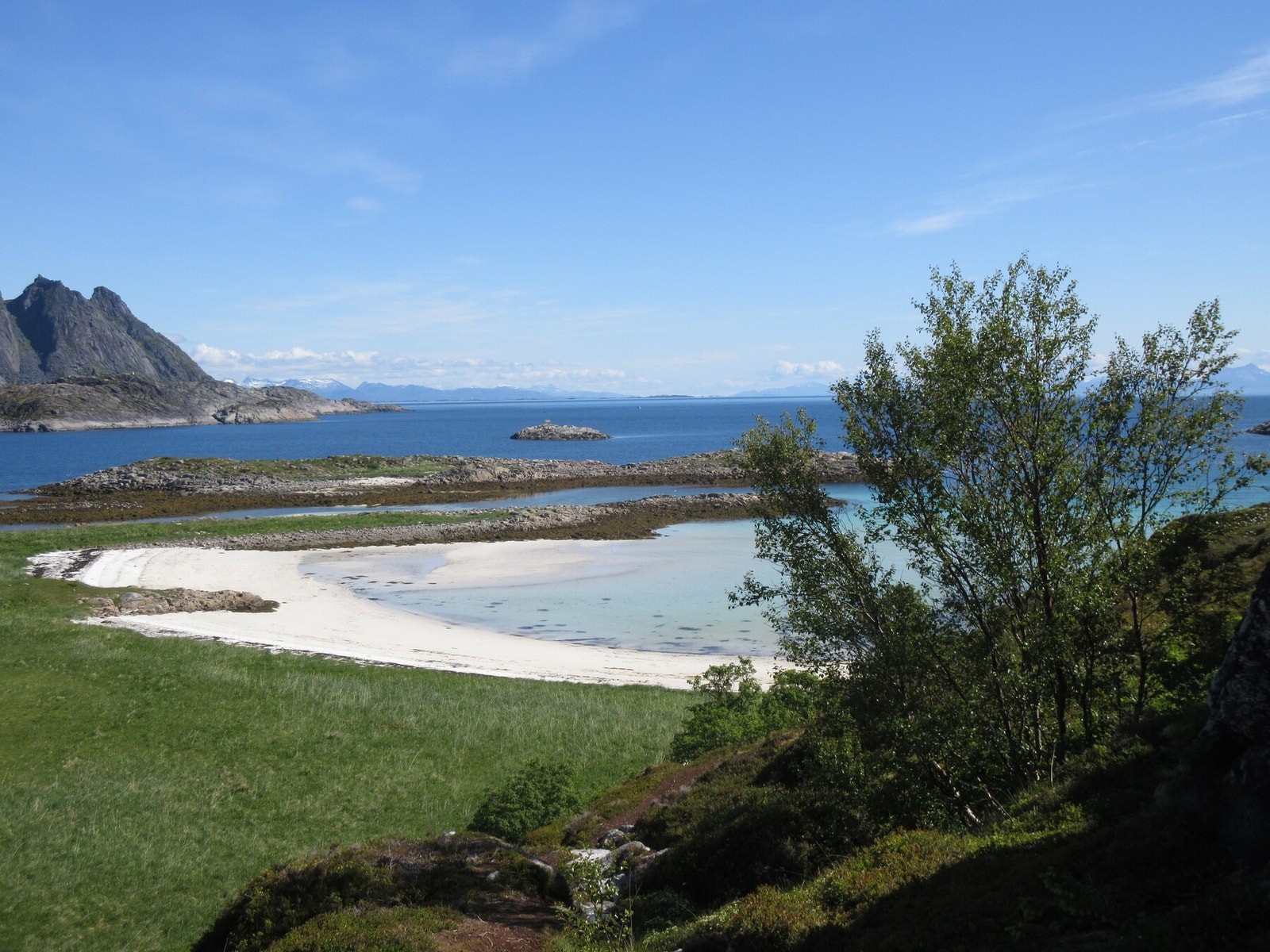 Her på Remøya har du fine strender som du kan gå til - trenger ikke båt for å ta deg hit. Galleribilde