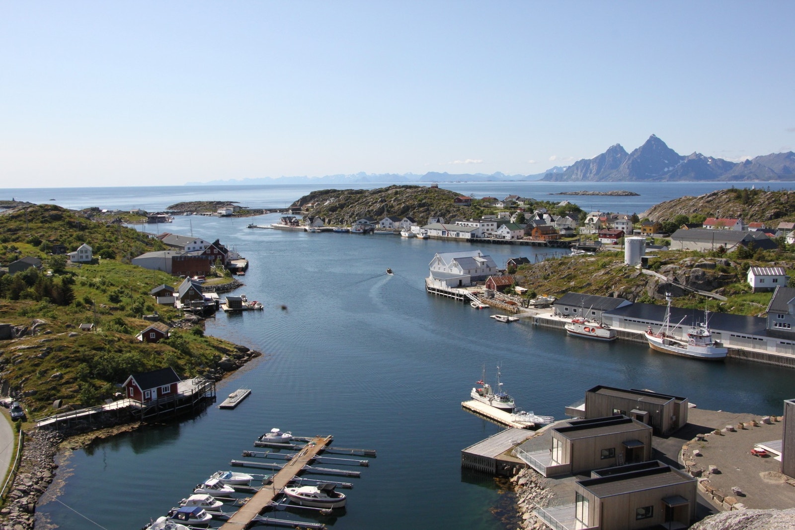 Eiendommen ligger i havneområdet hei i Skrova Galleribilde