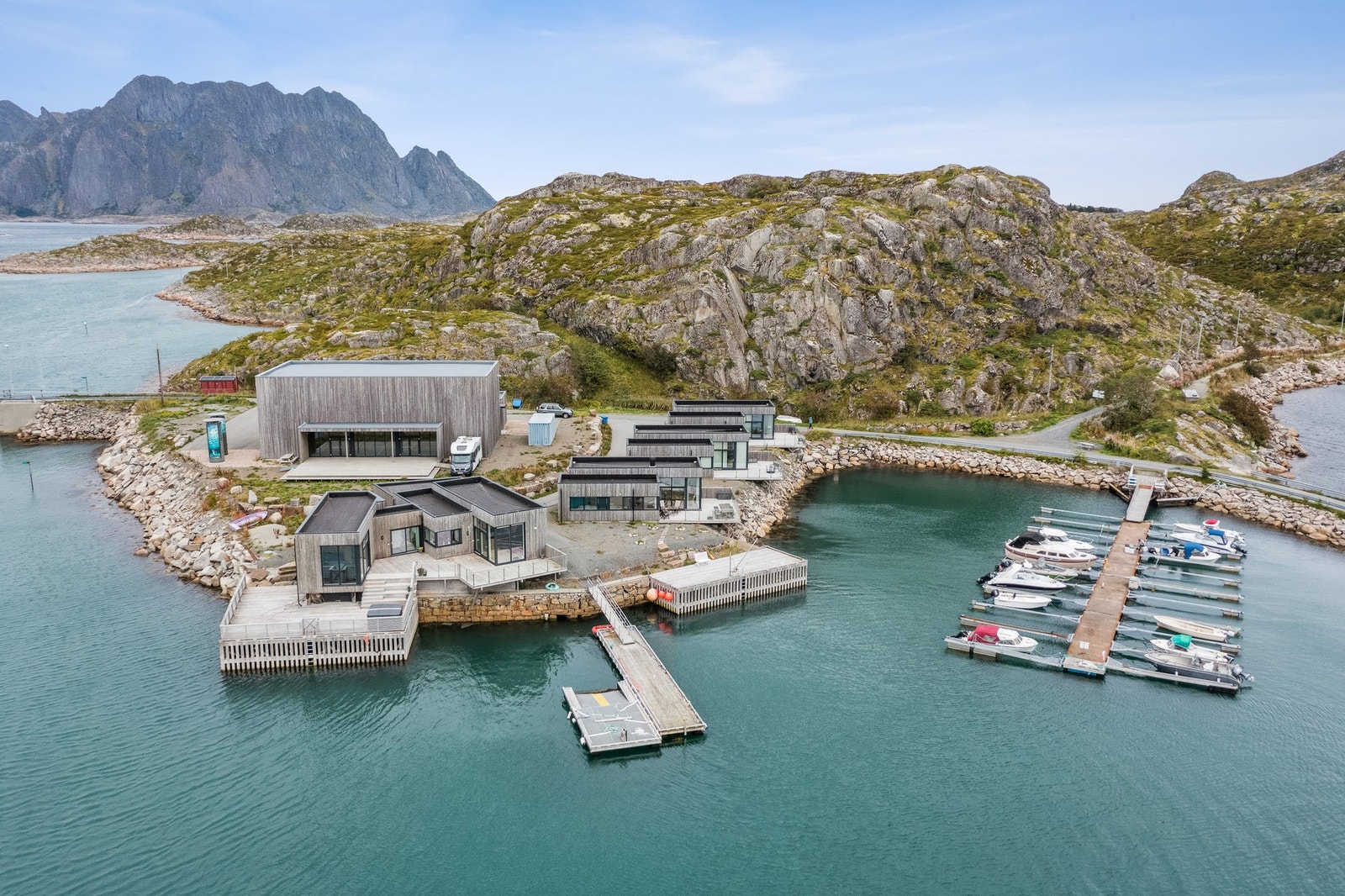 Her ser du ned på eiendommen og naboeiendommer Galleribilde