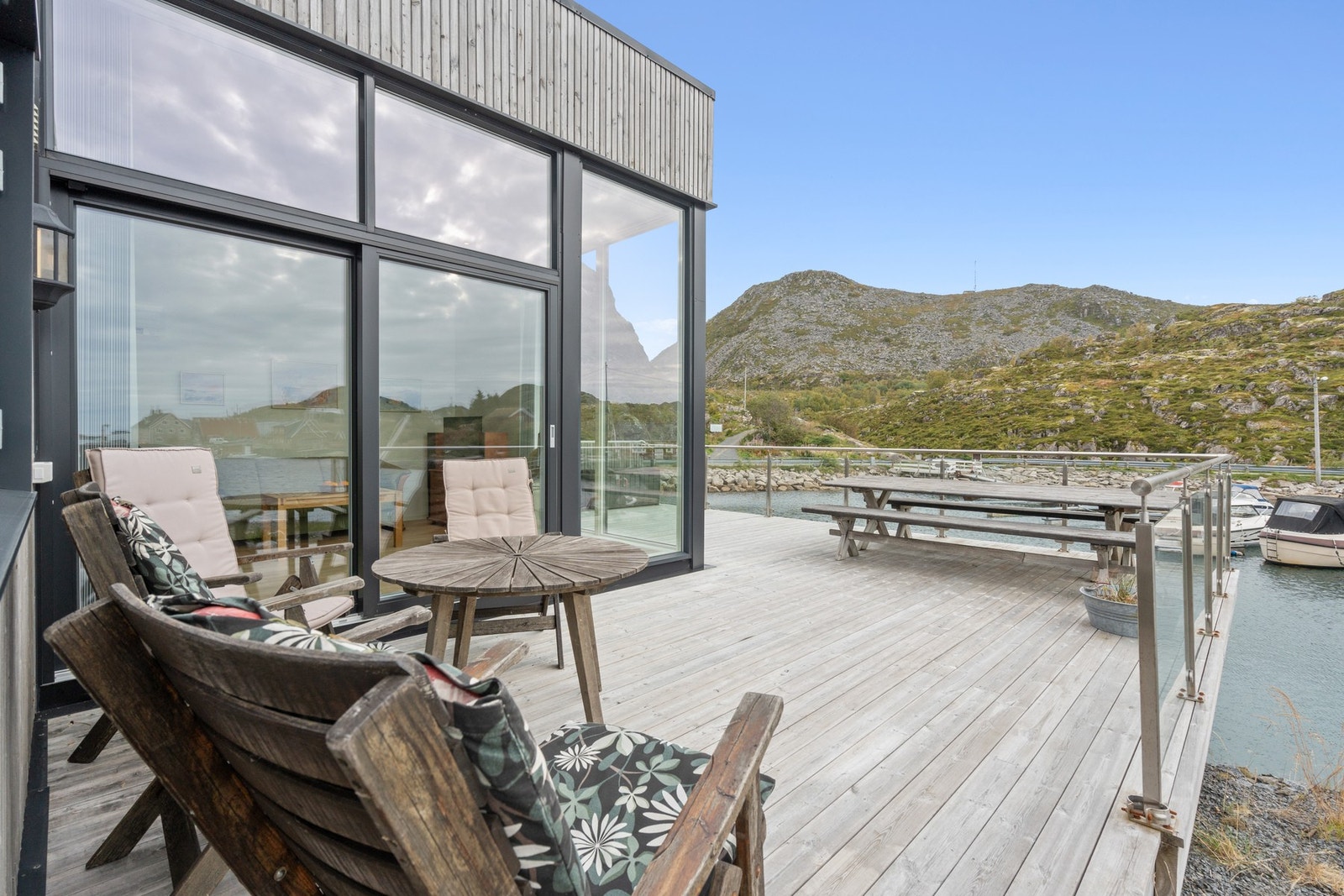 Ute på terrassen kan du flytte deg rundt etter vær og vind - her skuer du opp på Skrovafjellet Galleribilde