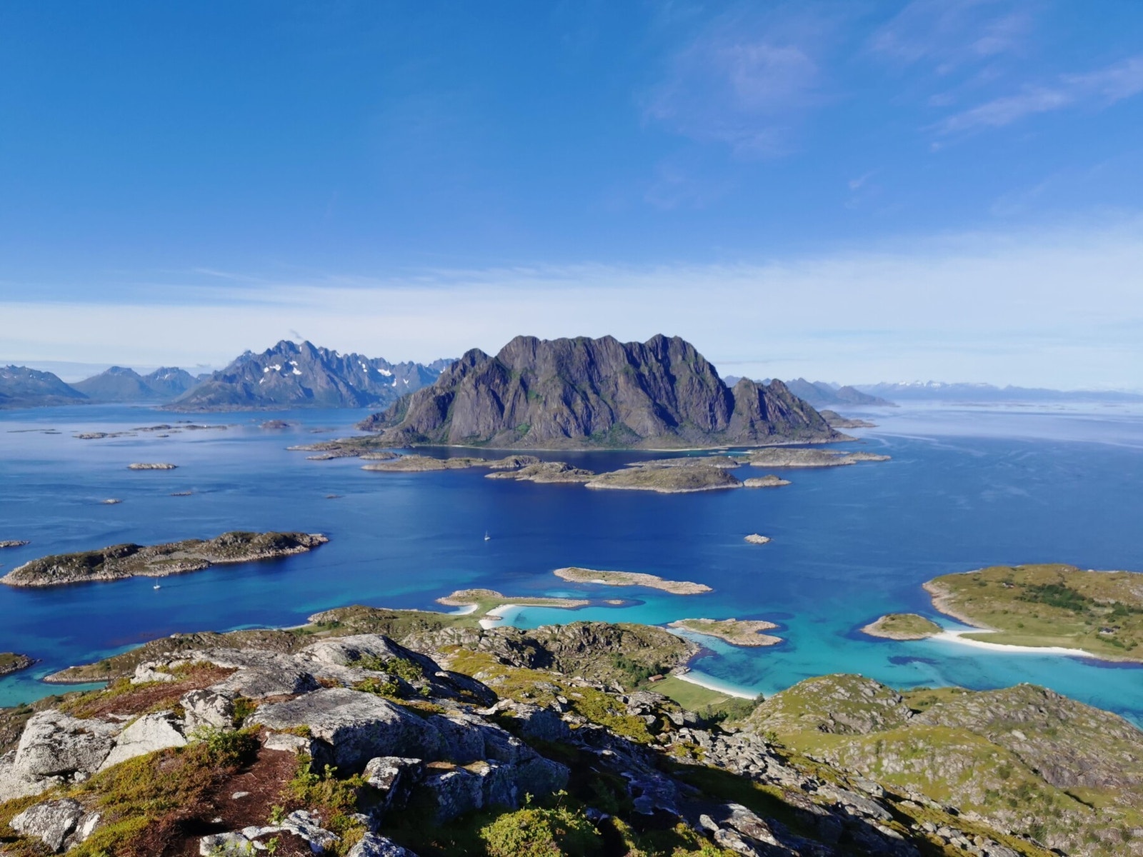 Utsikt ned til flotte sandstrender som er i gangavstand til fritidsboligen Galleribilde