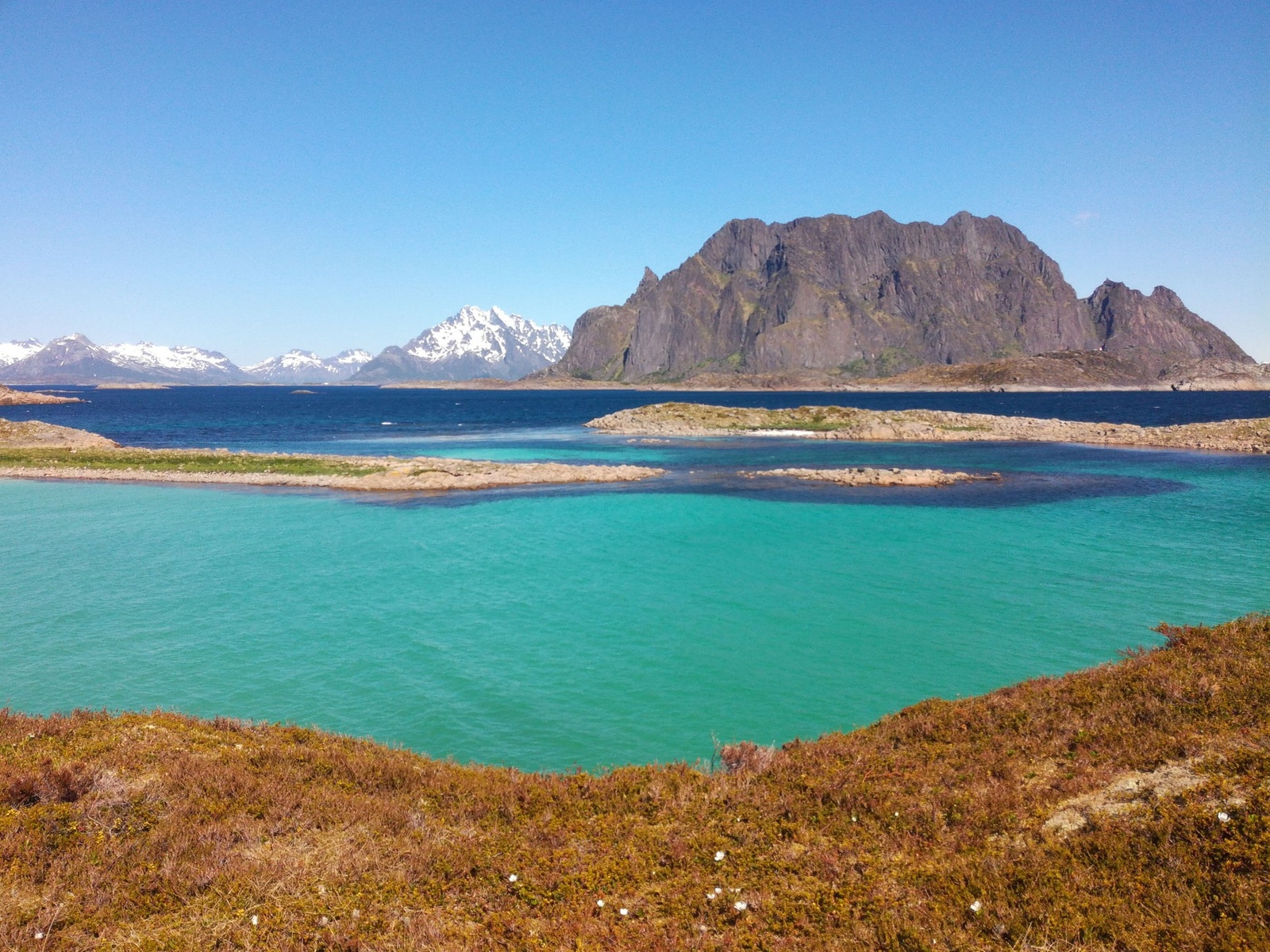 Her skuer du mot Lille-Molla og innover Austnesfjorden. Galleribilde