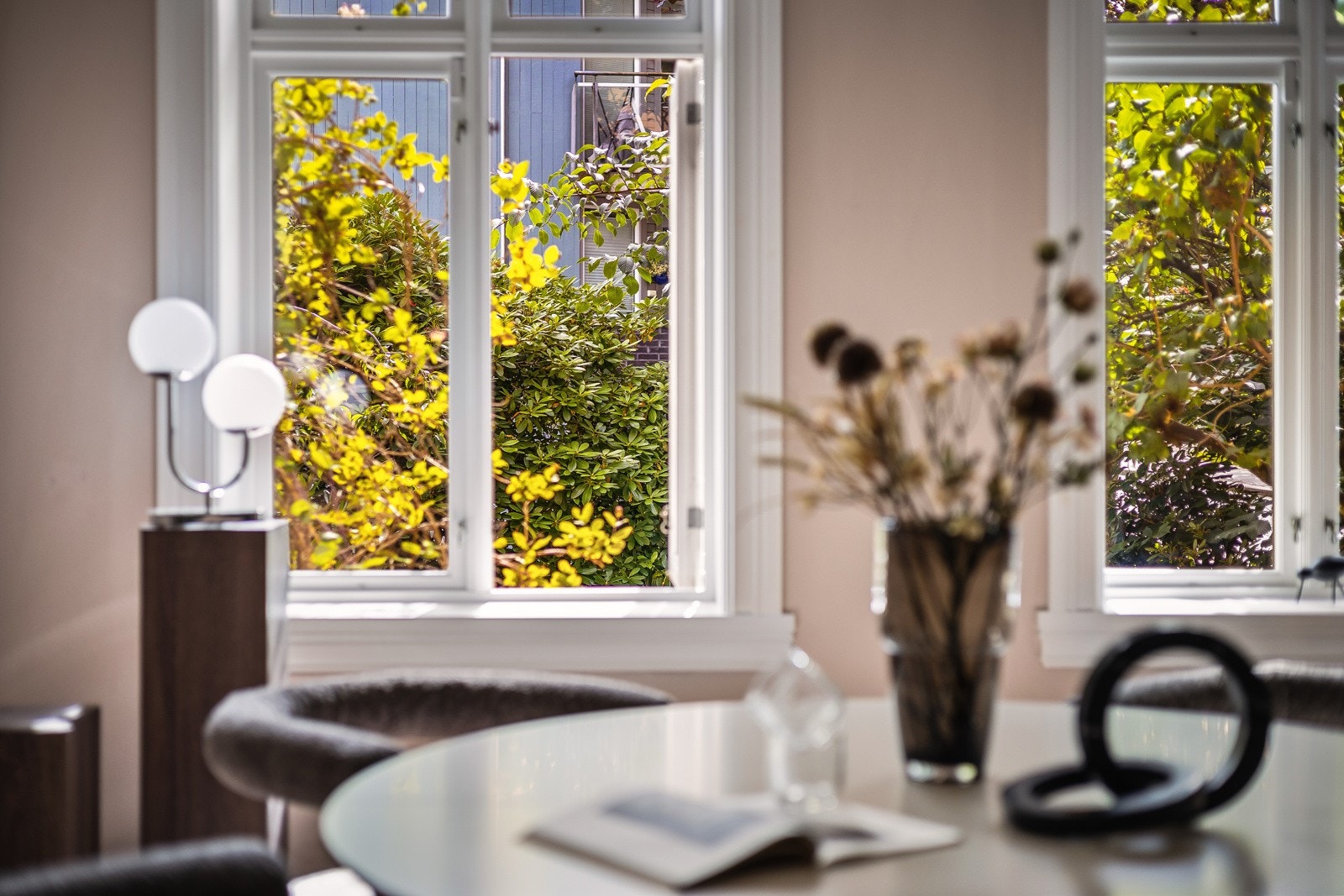 Mye naturlig lysinnslipp fra de mange høye vinduene. Galleribilde