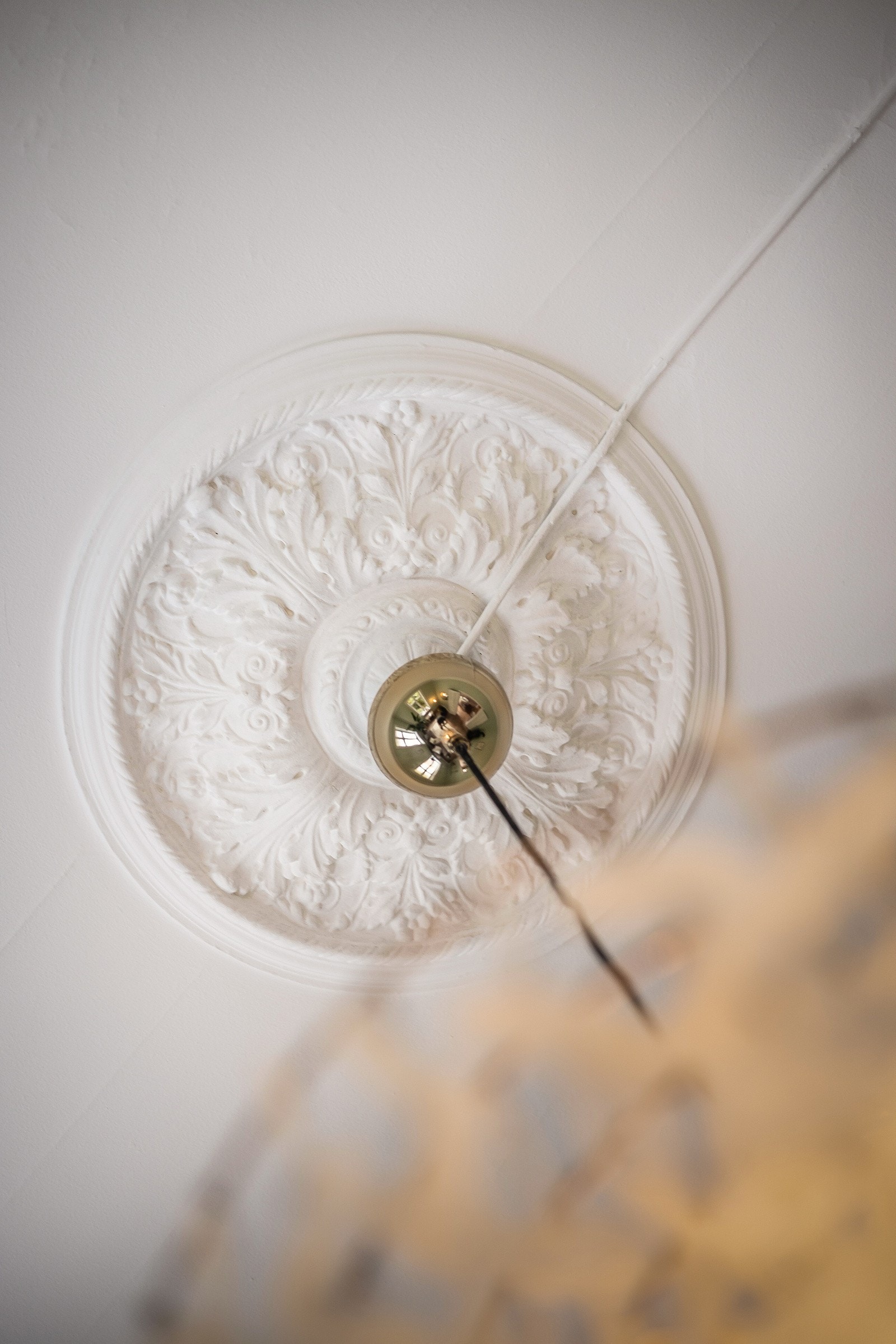 Nydelig rosett i taket som komplementerer den gode takhøyden. Galleribilde