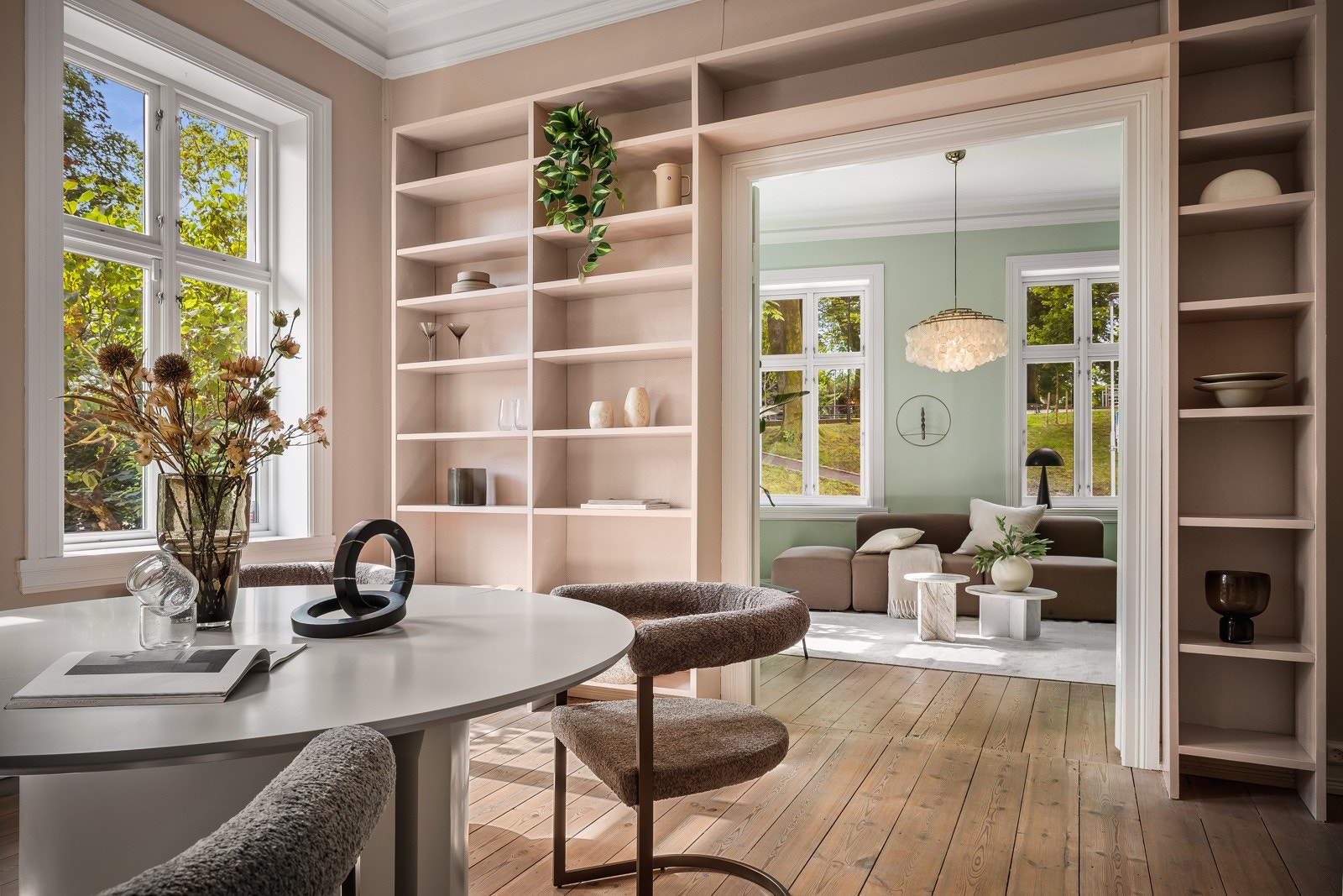 Praktisk og pen oppbevaring i innebygde hyller. Galleribilde