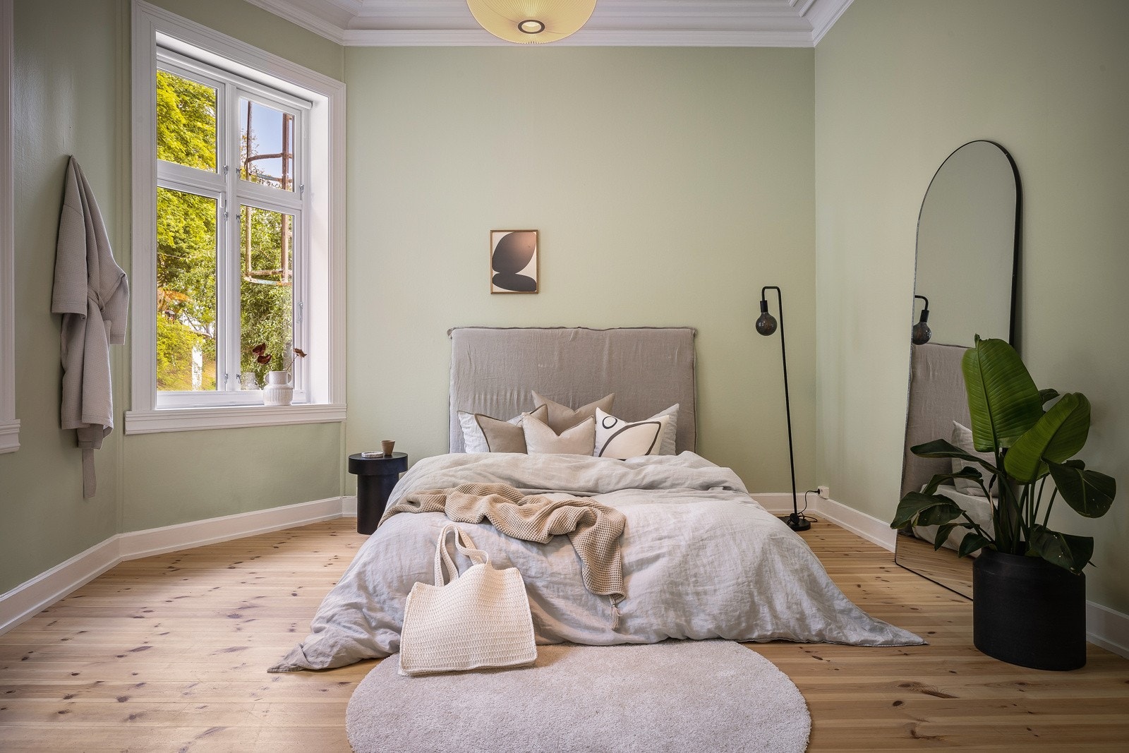 Et stort soverom med fine detaljer og mye lysinnslipp. Galleribilde