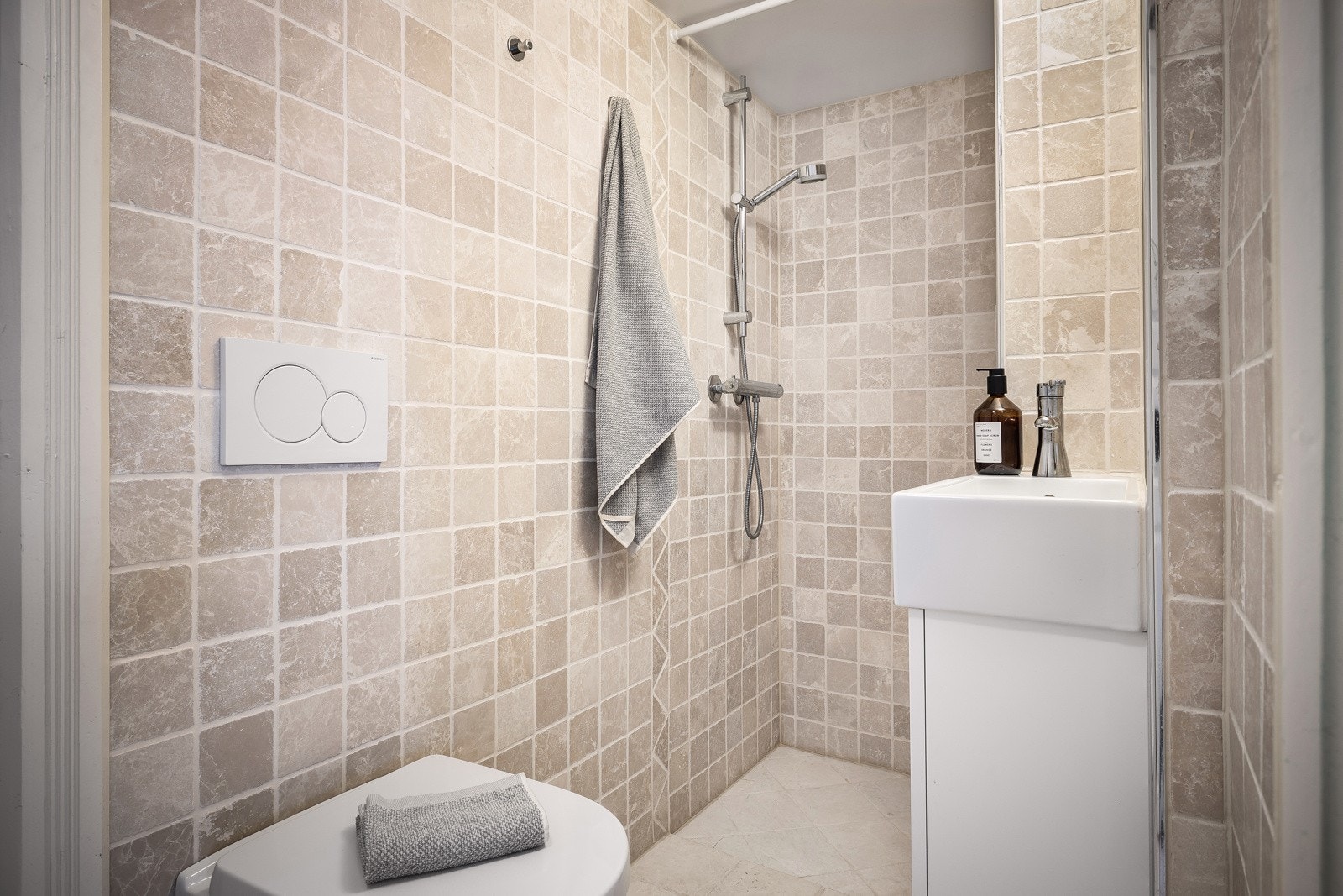 Badet er lyst og innbydende med alt man trenger. Galleribilde