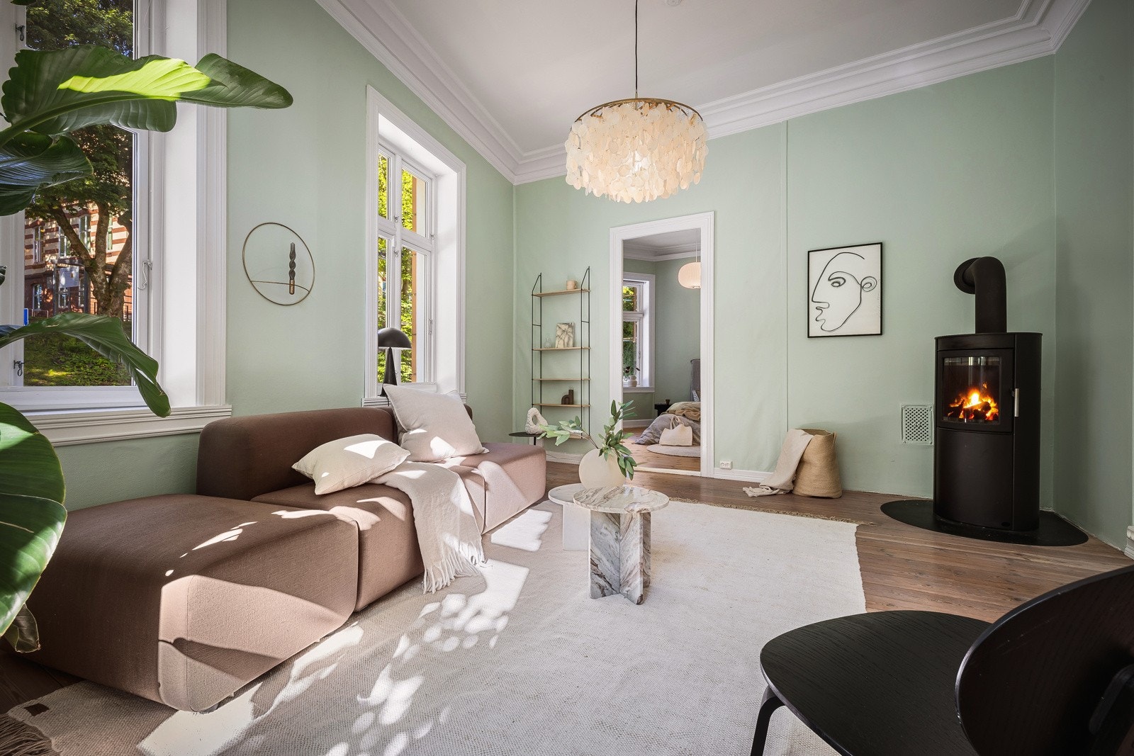 Romslige rom med god plass til gjester. Galleribilde