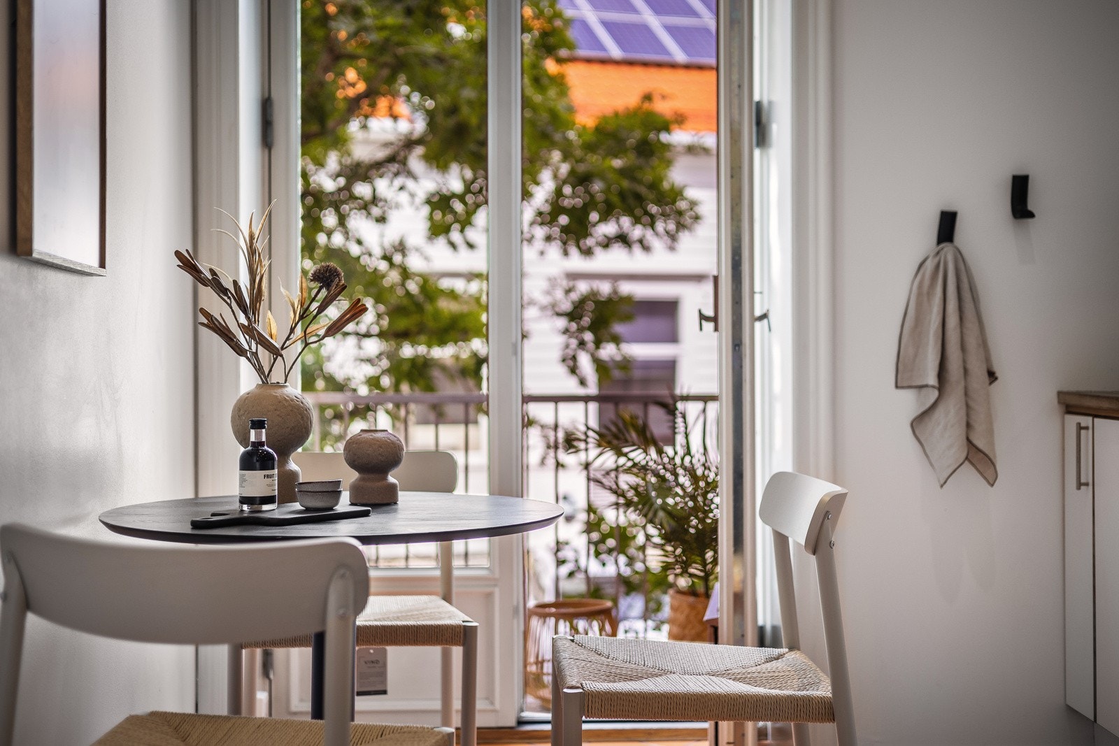 Koselig balkong med utgang fra kjøkken. Galleribilde