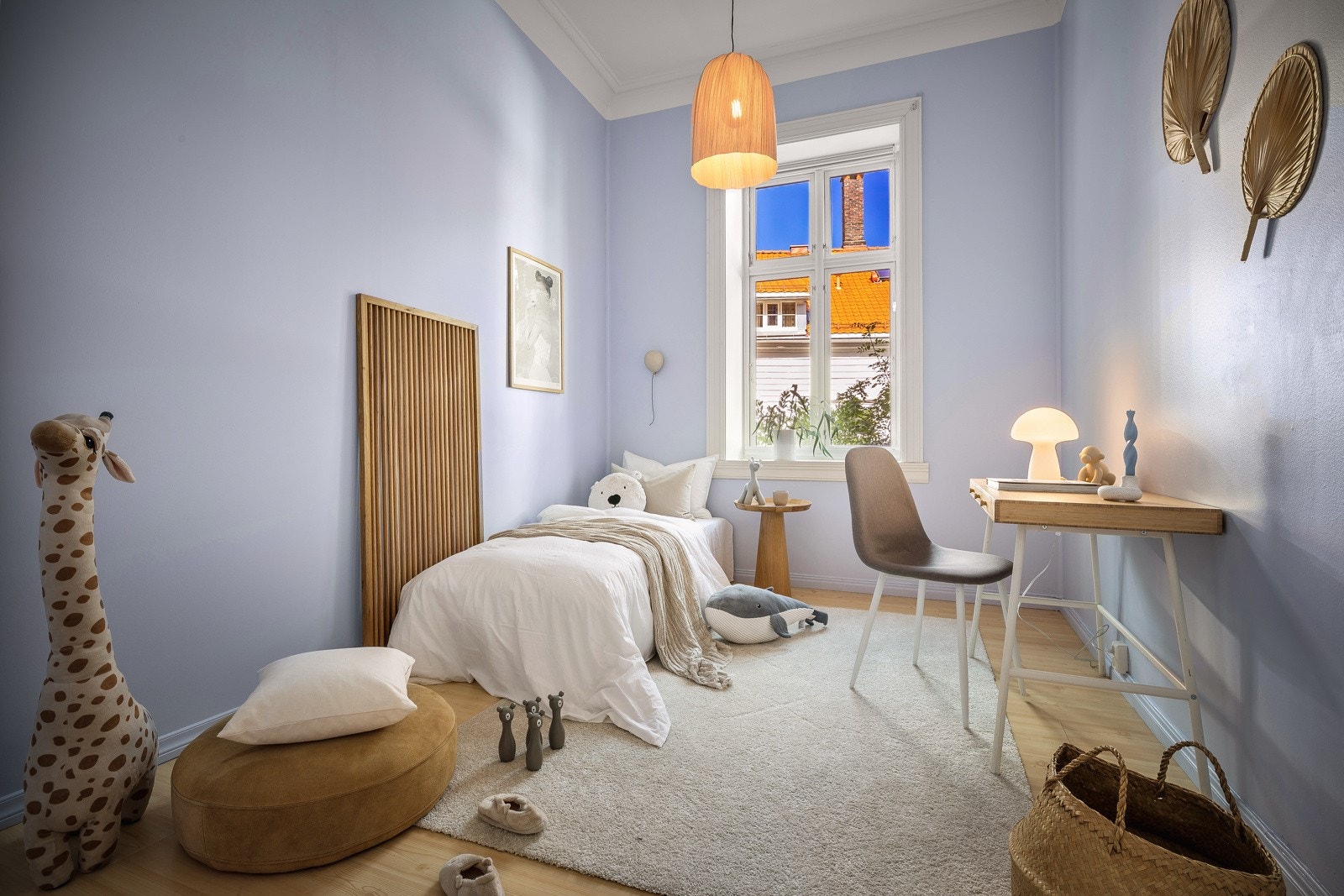 Soverom 2 har samme gode takhøyden og en romslig utforming. Galleribilde