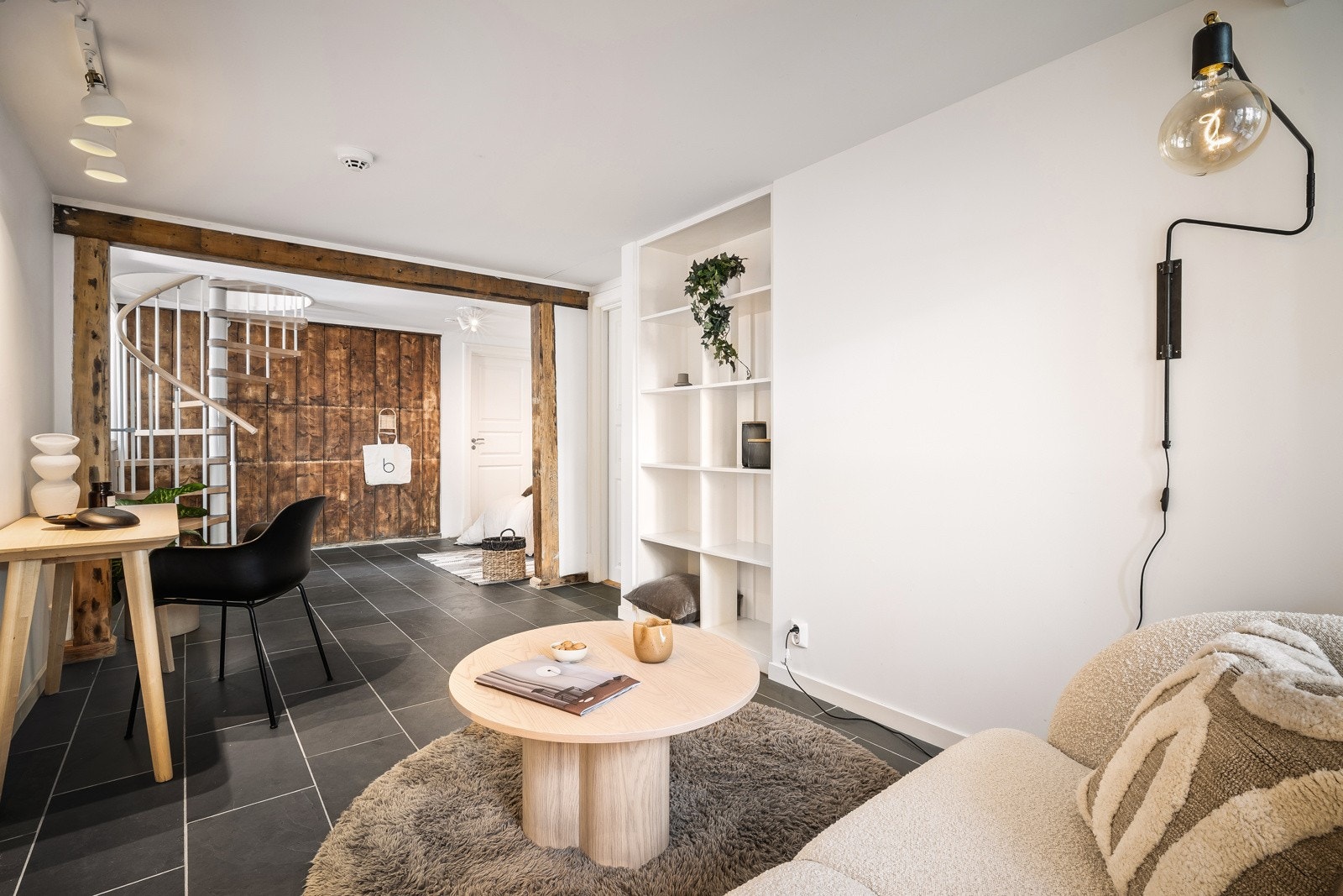 Kjellerstue med bad og soveløsning. Galleribilde