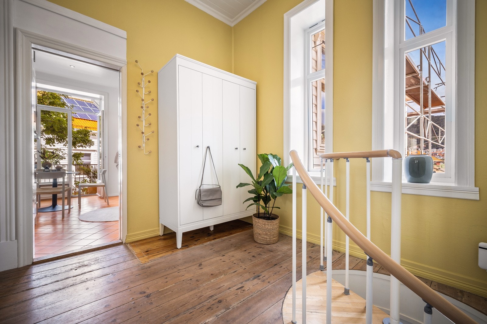 Romslig hall med inngang til kjøkken og nedgang til u.etg. Galleribilde